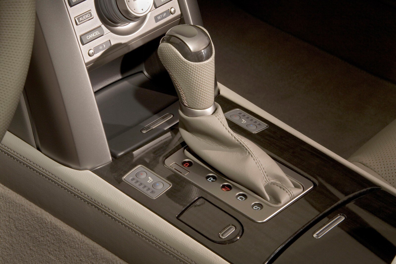 2011 Acura RL interior SHF
