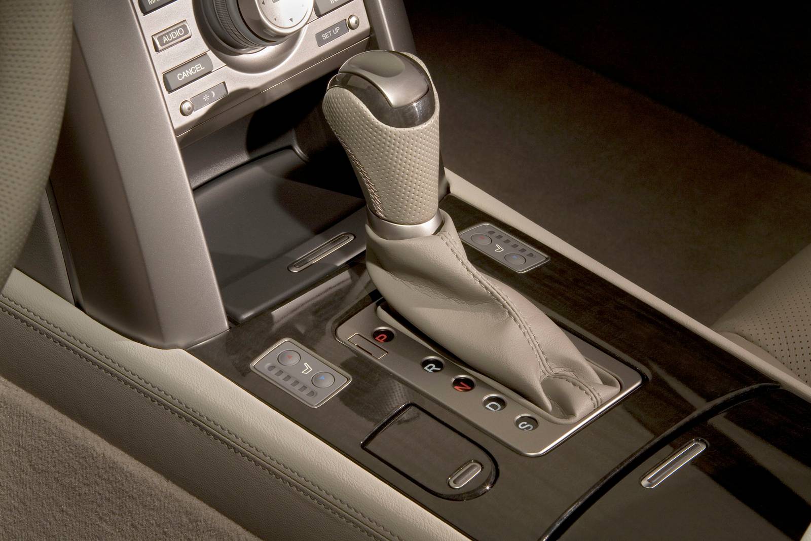 2012 Acura RL interior SHF