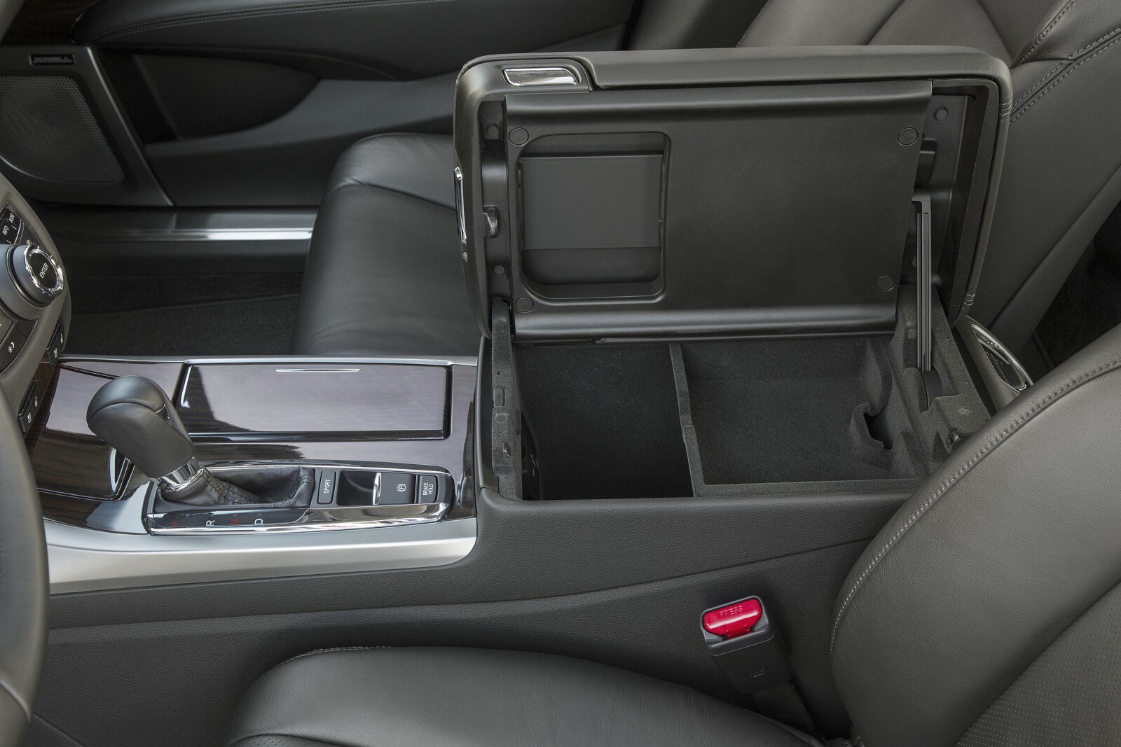 2017 Acura RLX interior DETAIL