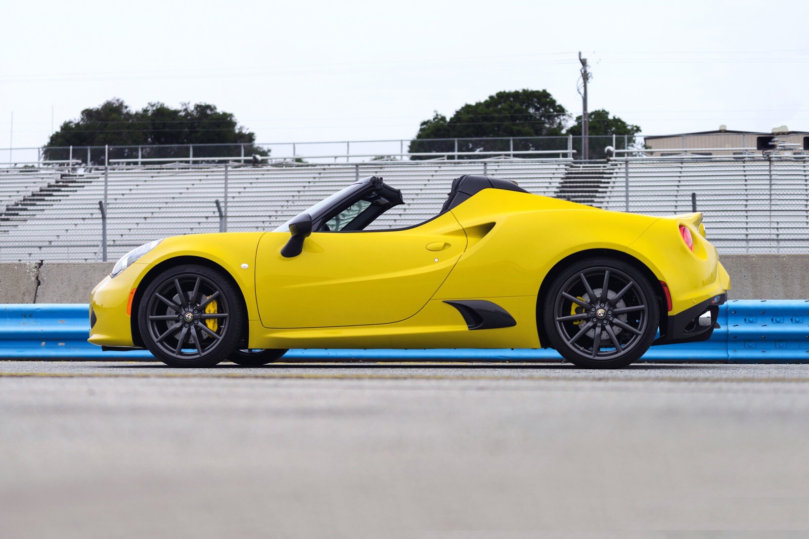 2015 Alfa Romeo 4C — OEM photo 1