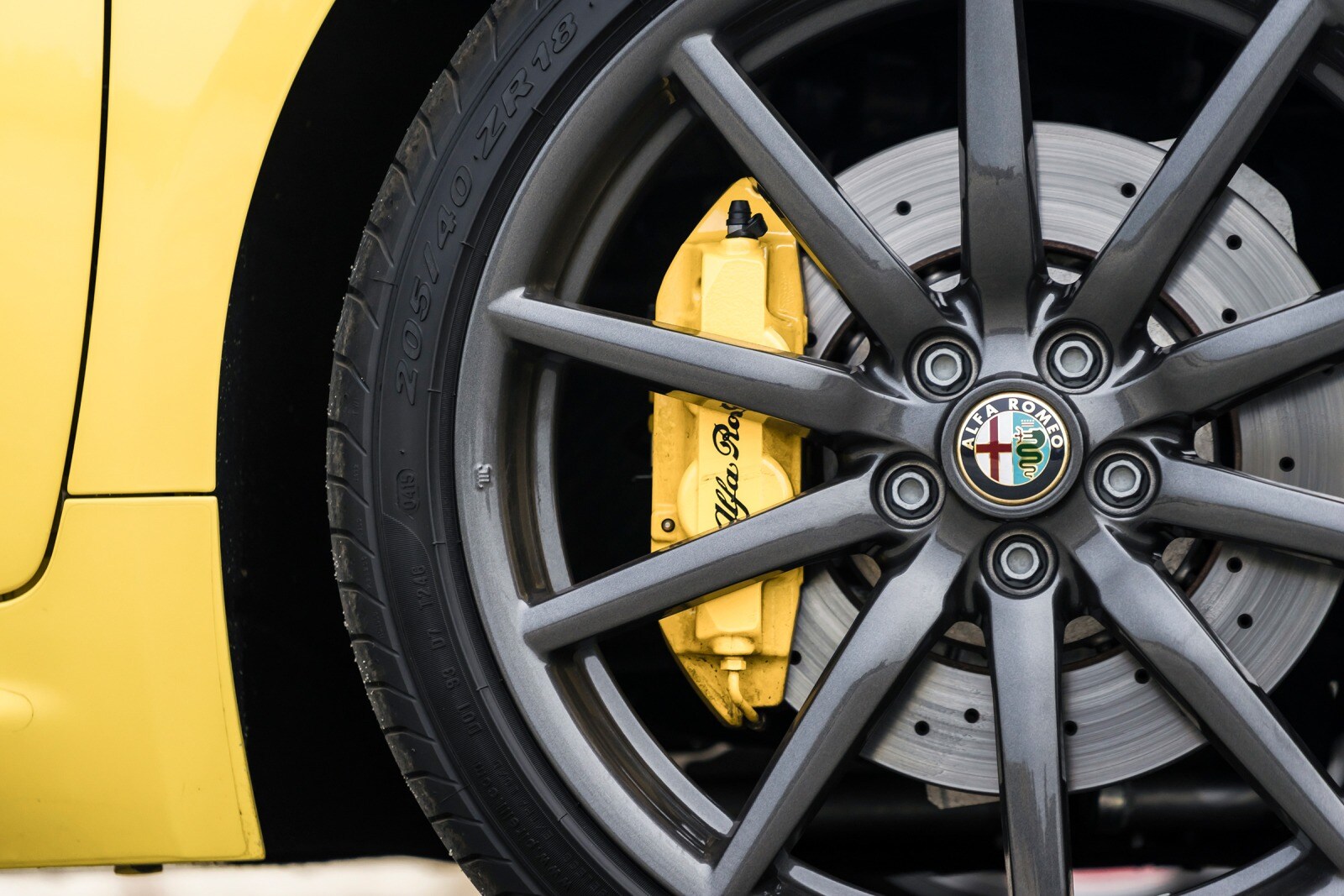 2015 Alfa Romeo 4C — OEM photo 4