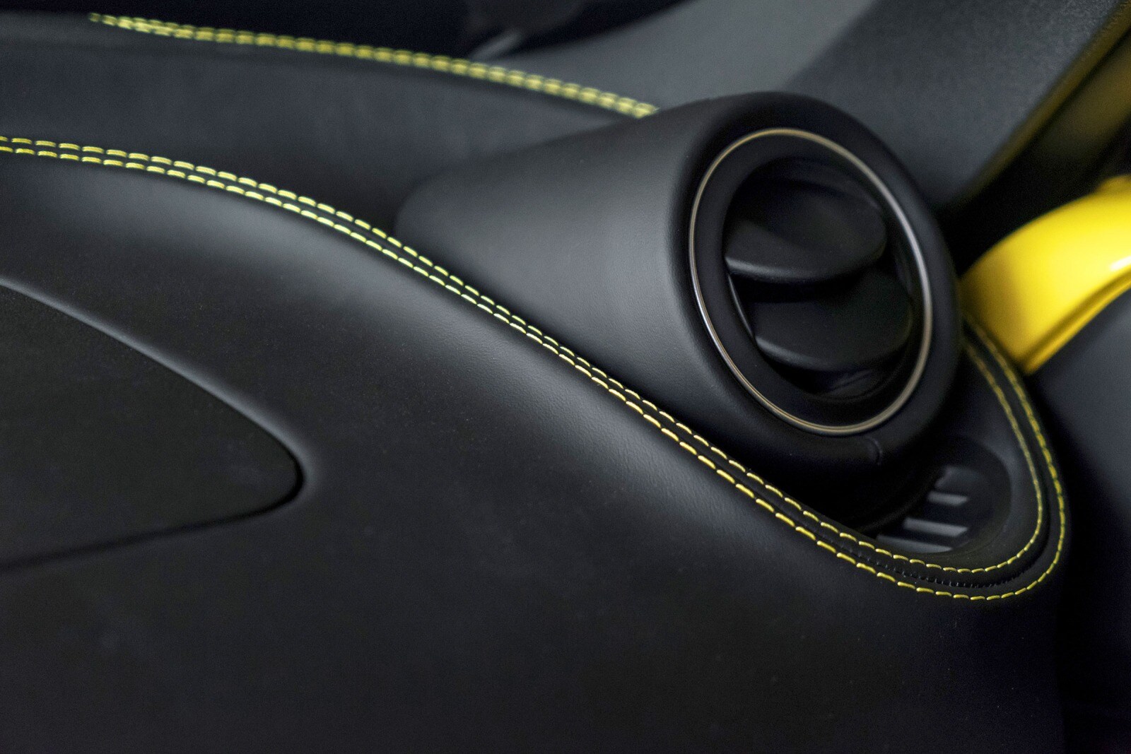 2016 Alfa Romeo 4C interior DETAIL