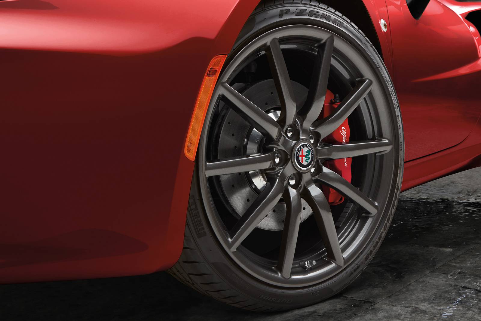 2018 Alfa Romeo 4C — OEM photo 4