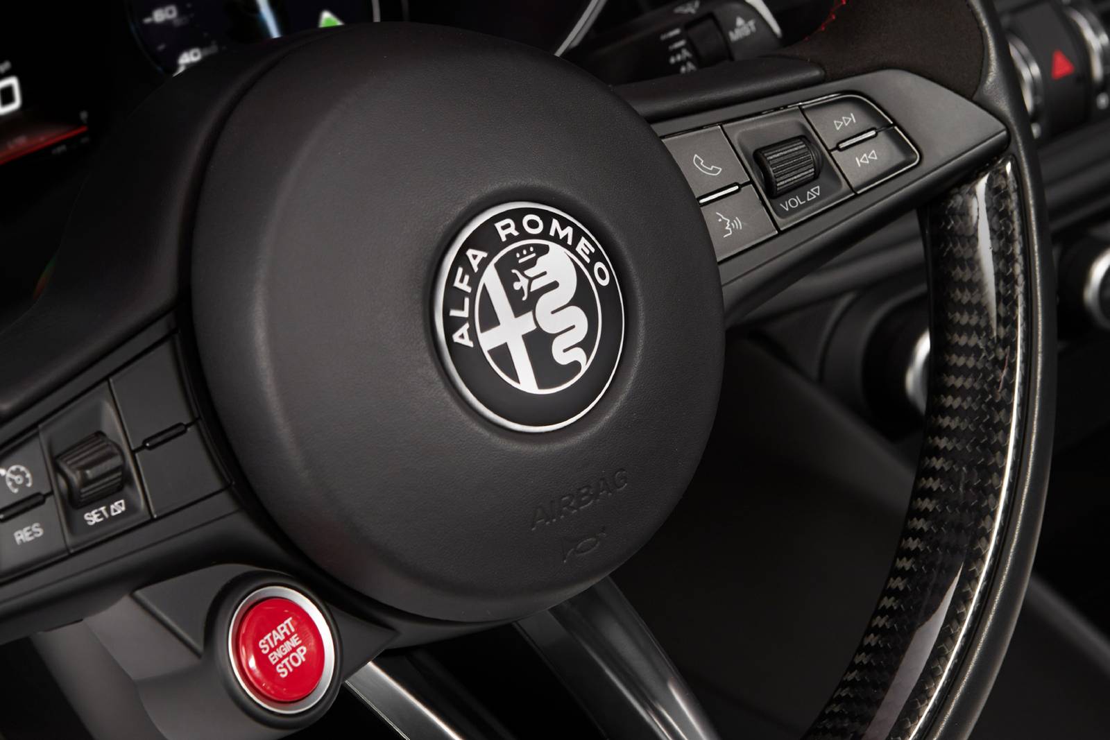 2017 Alfa Romeo Giulia interior AUXCTRL