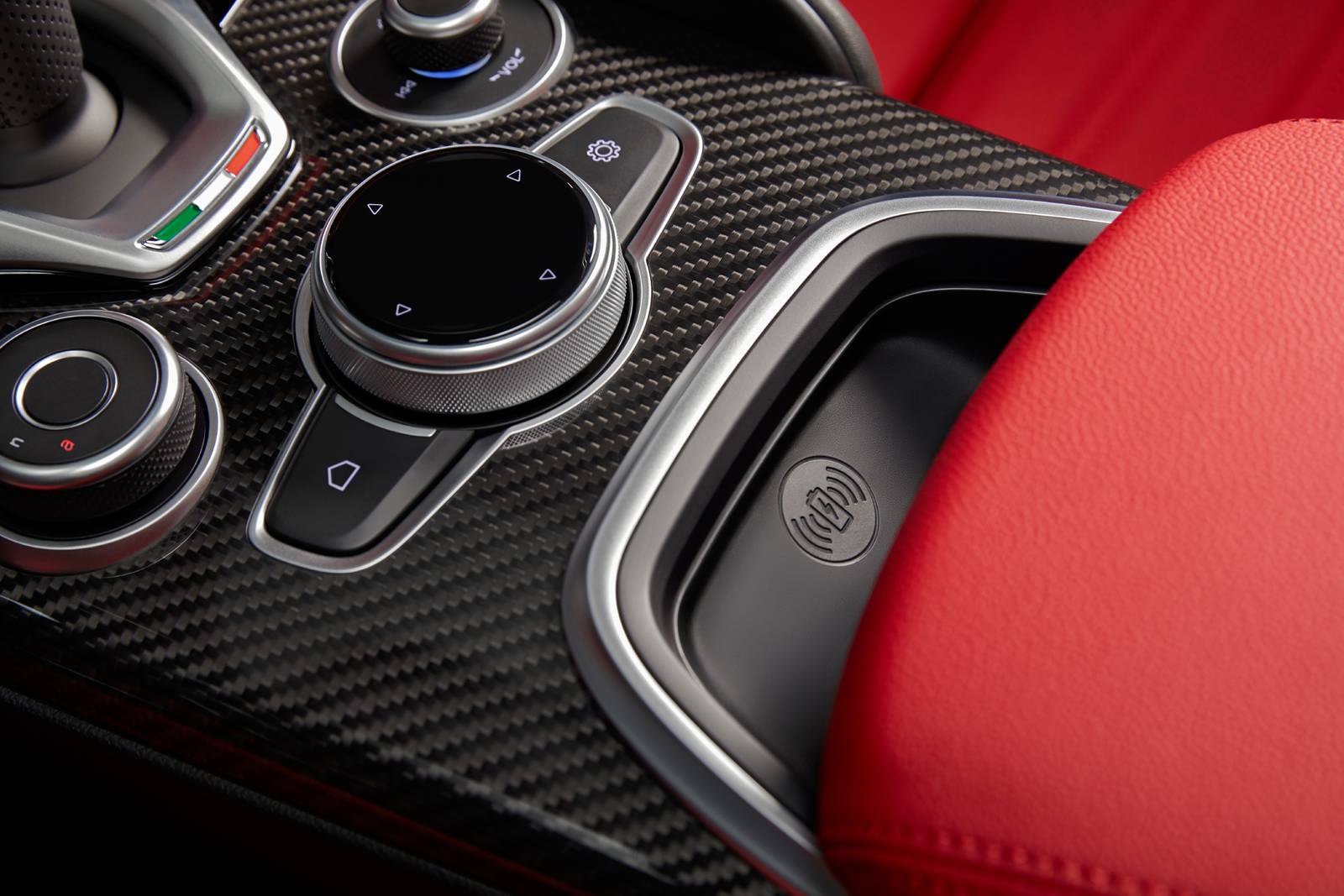 2020 Alfa Romeo Giulia interior AUXCTRL