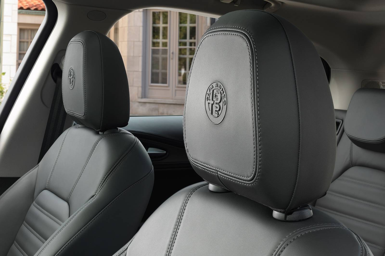 2018 Alfa Romeo Stelvio interior DETAIL