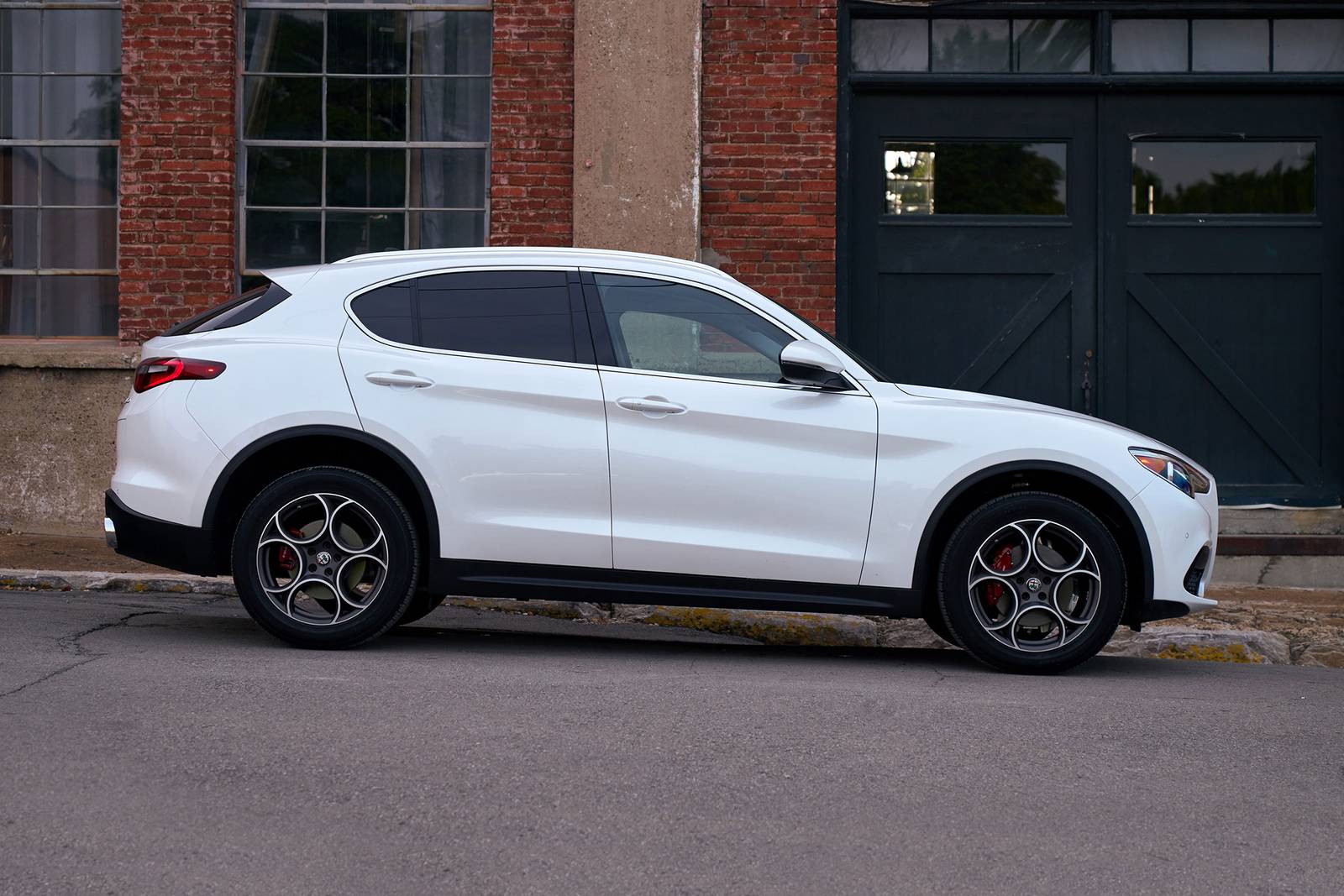 2018 Alfa Romeo Stelvio — OEM photo 4