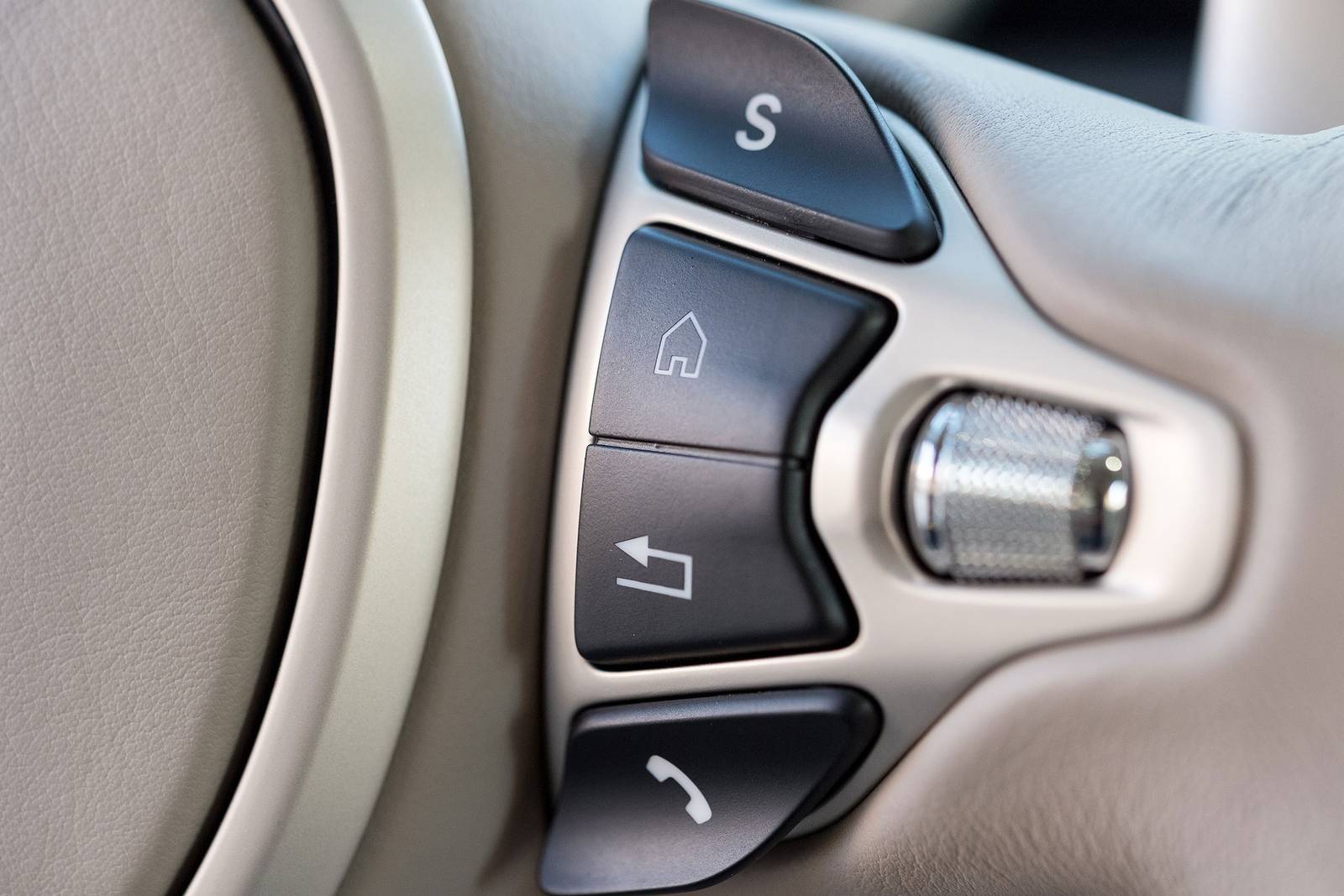 2017 Aston Martin DB11 interior AUXCTRL