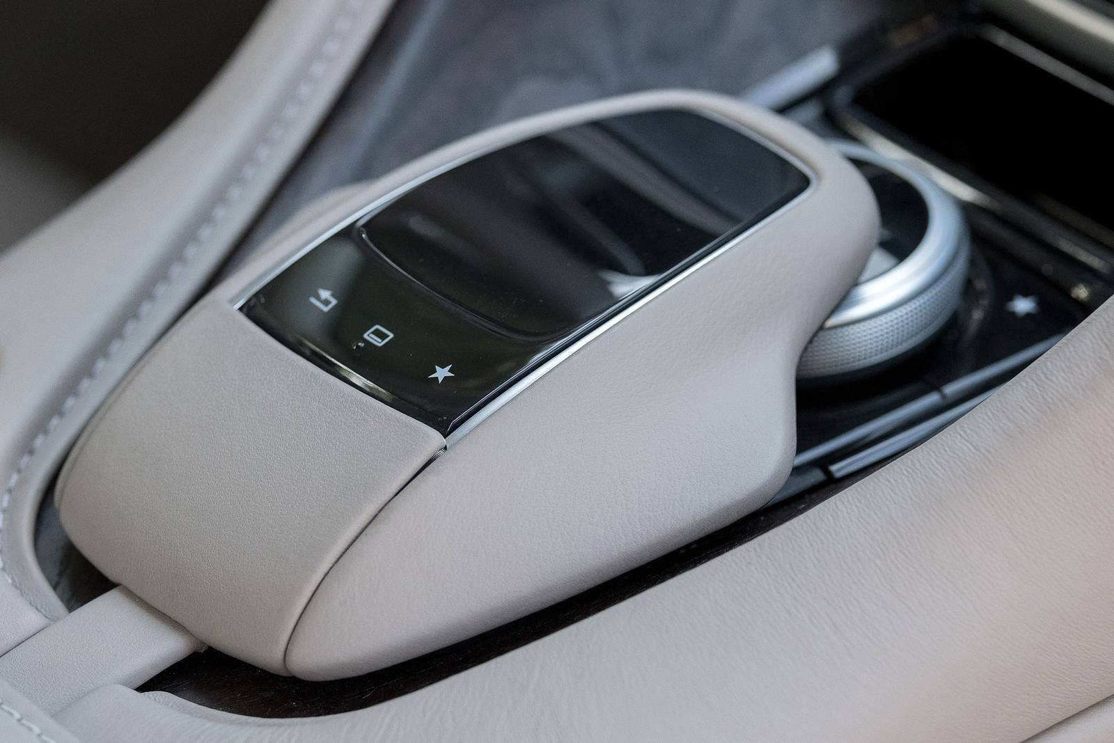 2018 Aston Martin DB11 interior AUXCTRL