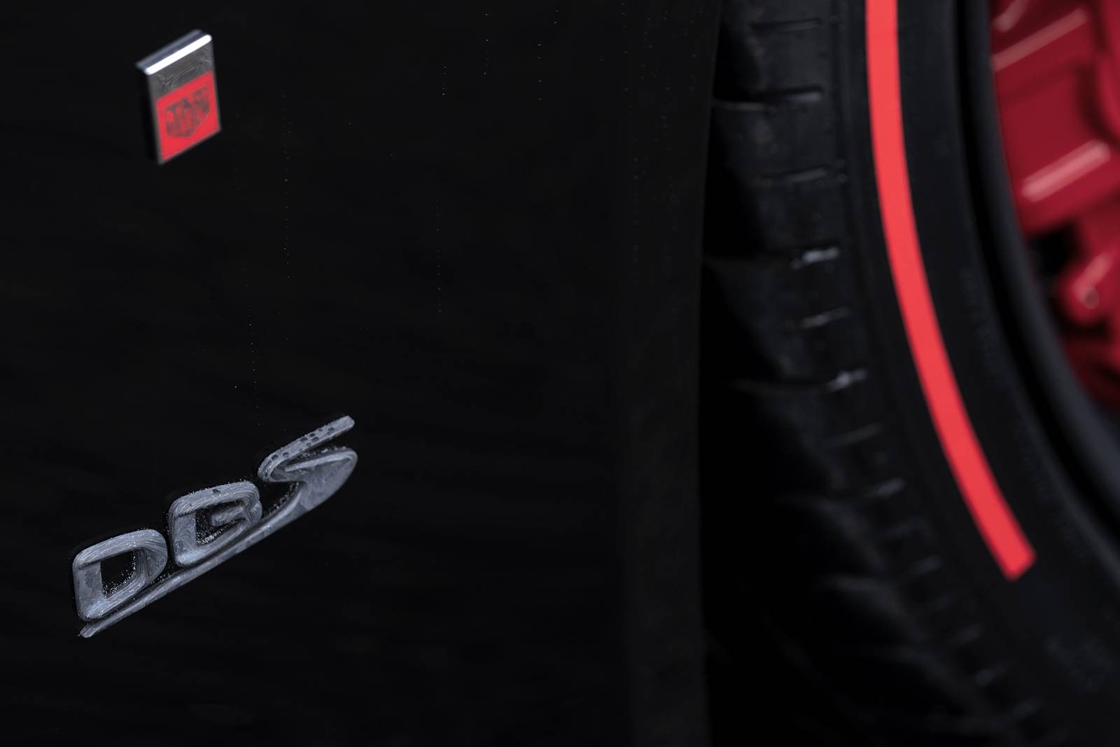 2019 Aston Martin DBS — OEM photo 5