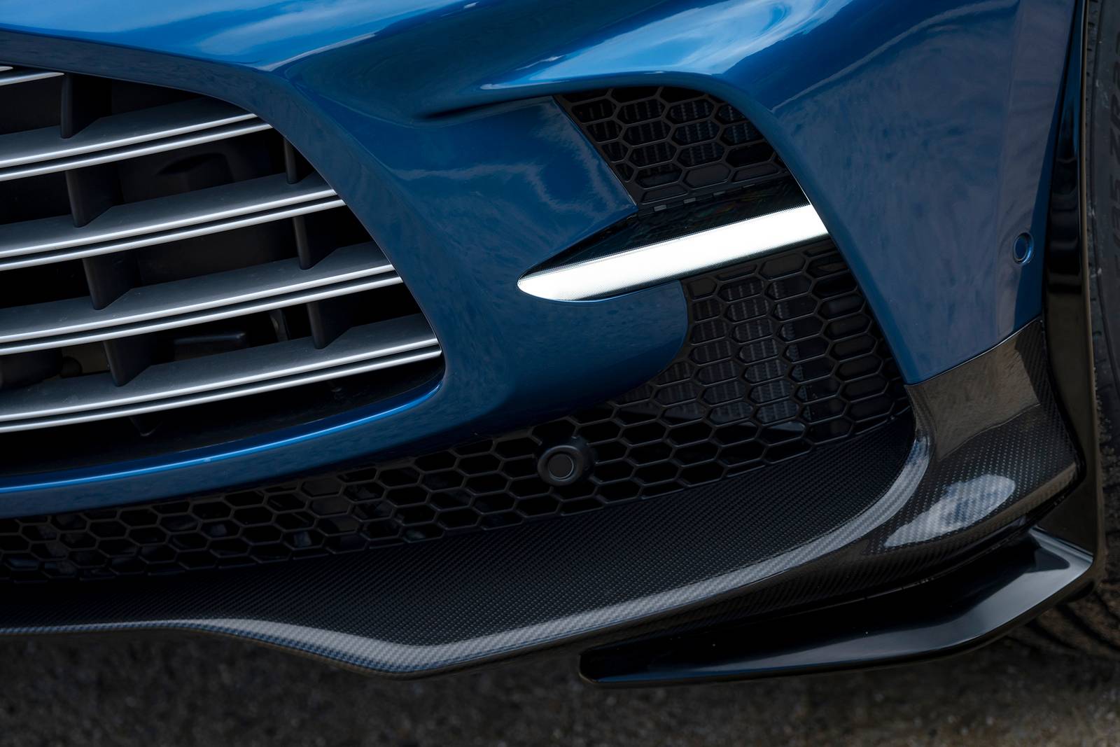 2023 Aston Martin DBX707 exterior FOG