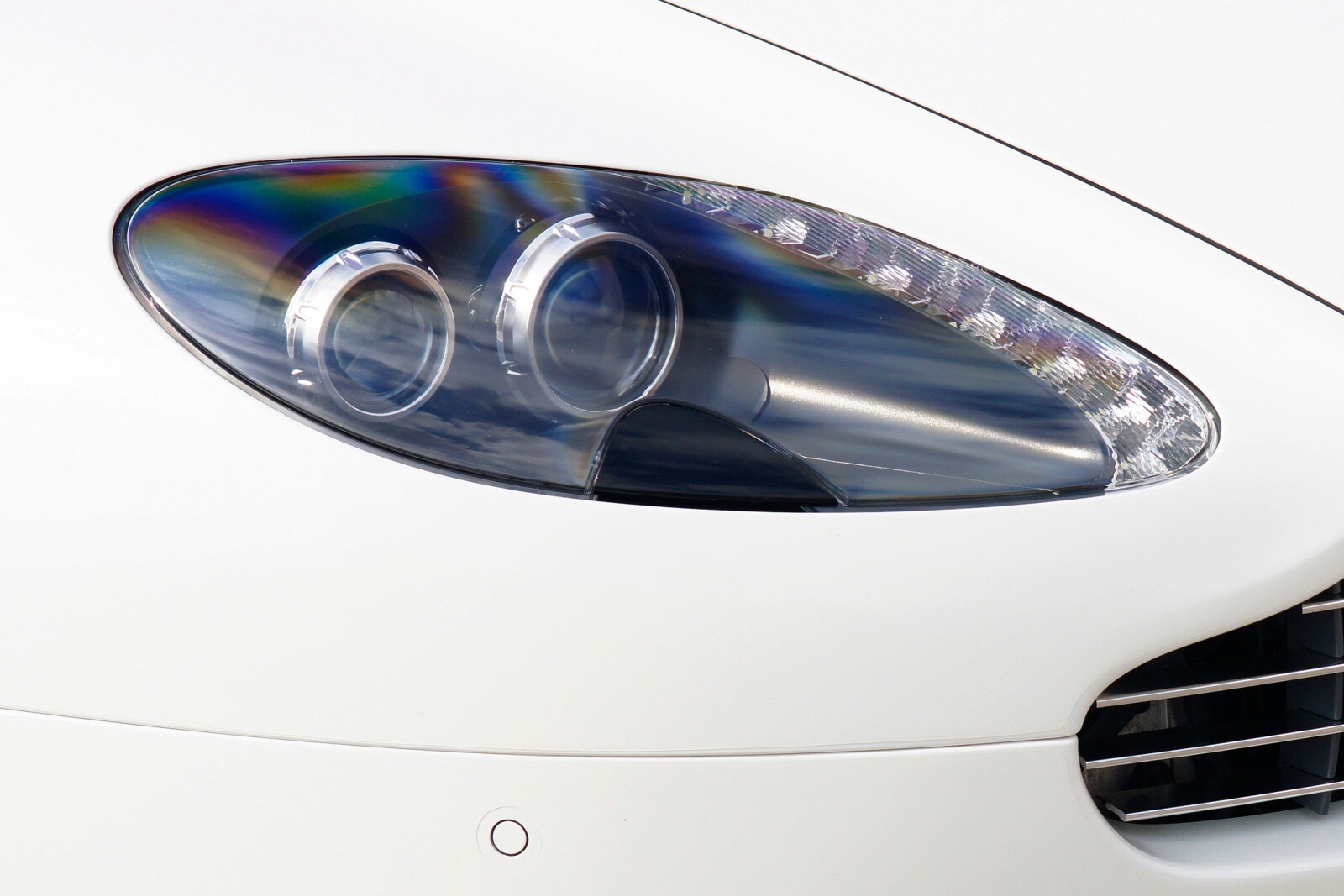 2015 Aston Martin V8 Vantage — OEM photo 5