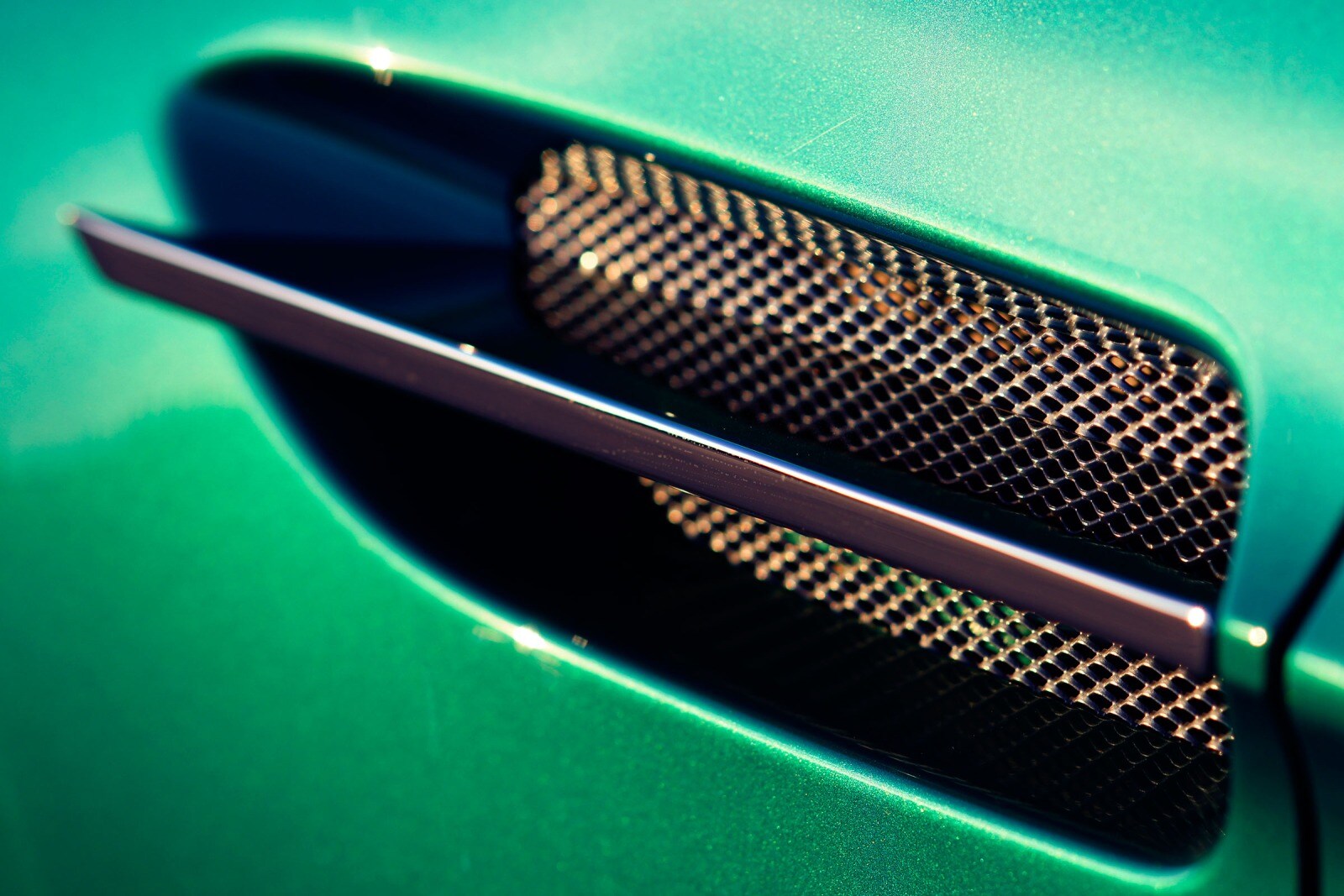 2015 Aston Martin V8 Vantage — OEM photo 3