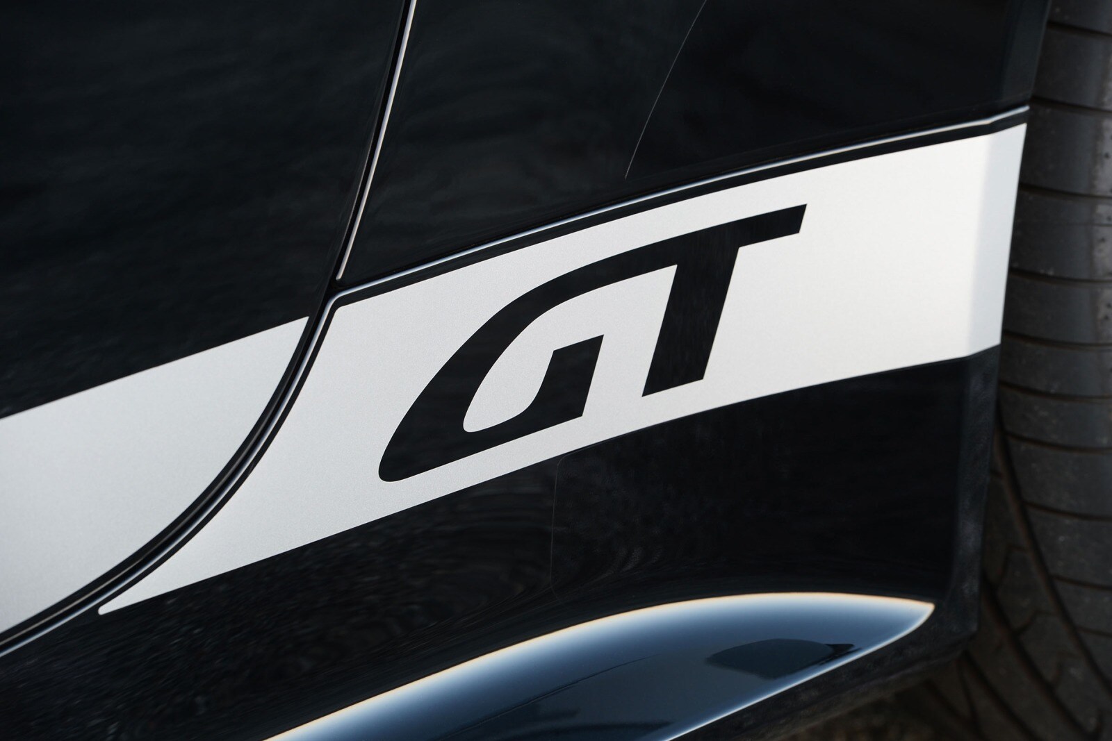 2016 Aston Martin V8 Vantage — OEM photo 5