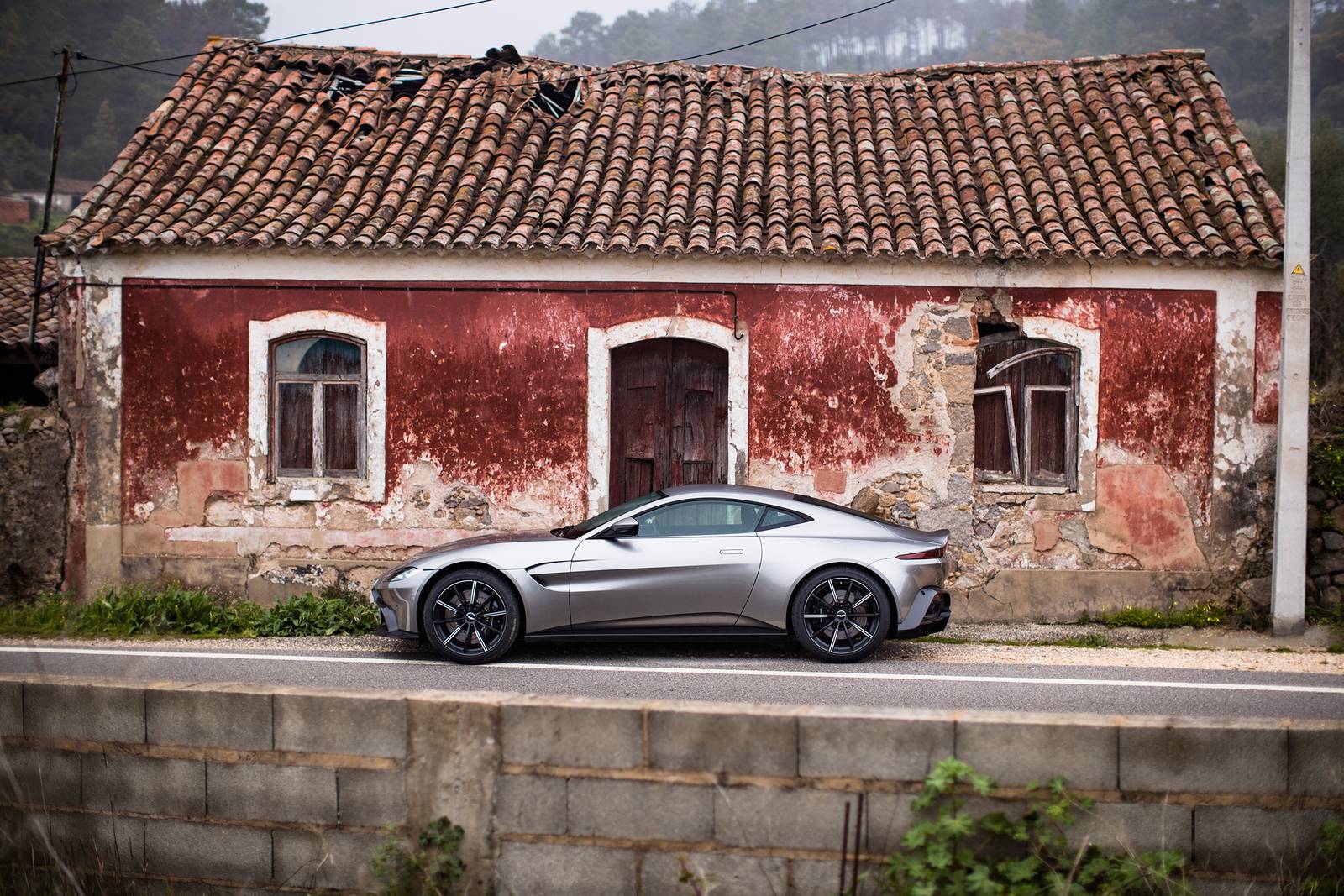 2021 Aston Martin Vantage — OEM photo 5