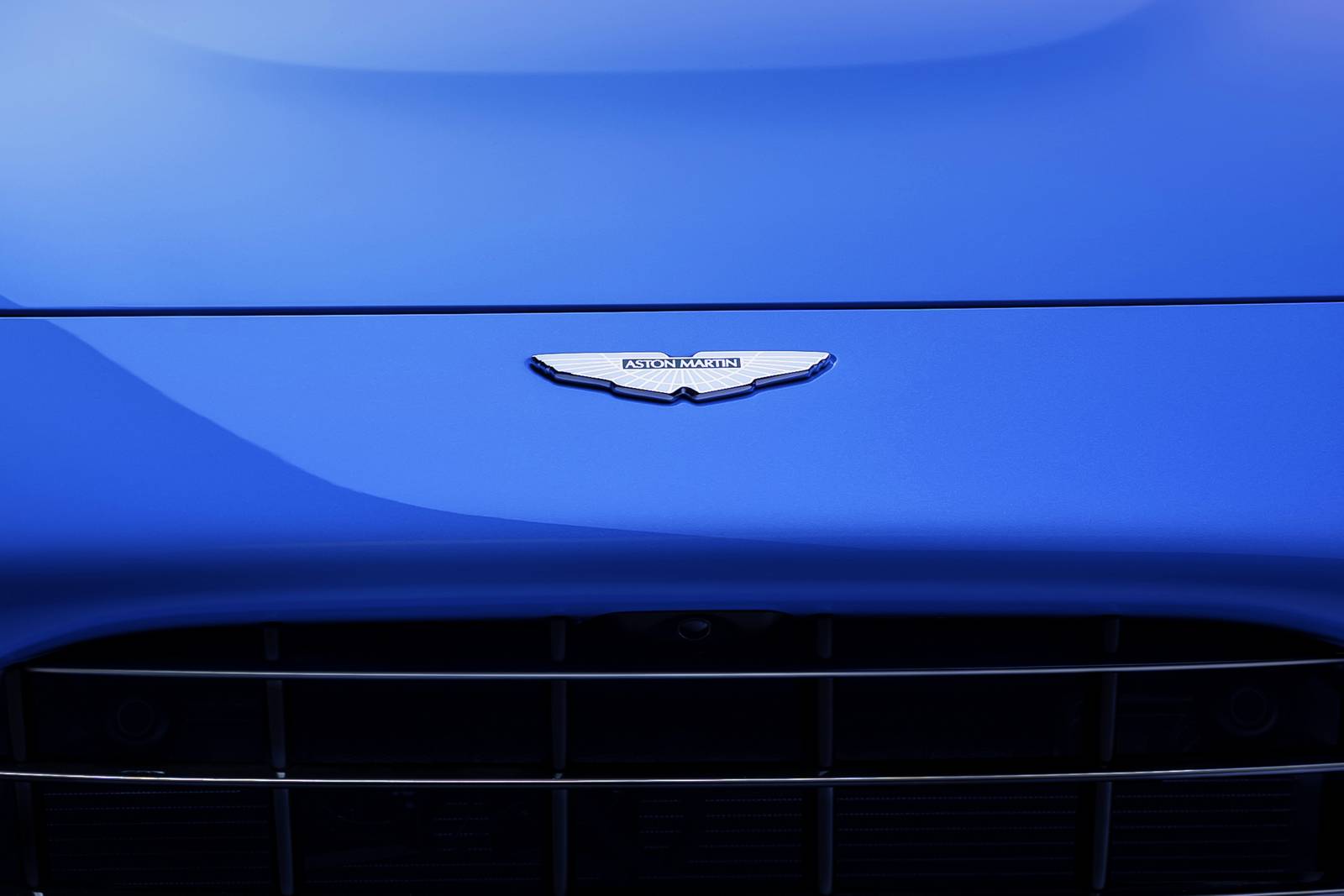 2021 Aston Martin Vantage — OEM photo 3