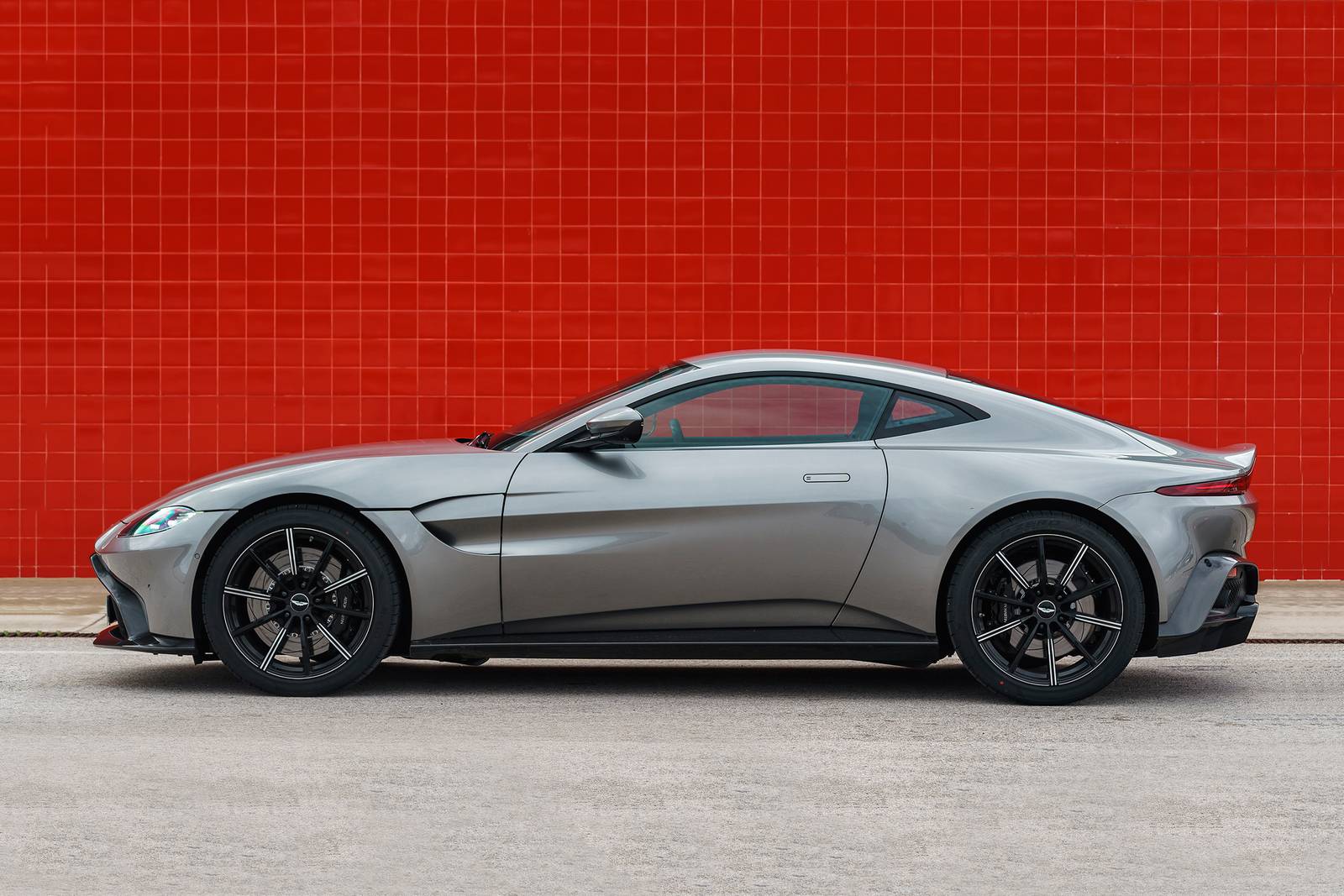 2023 Aston Martin Vantage — OEM photo 3