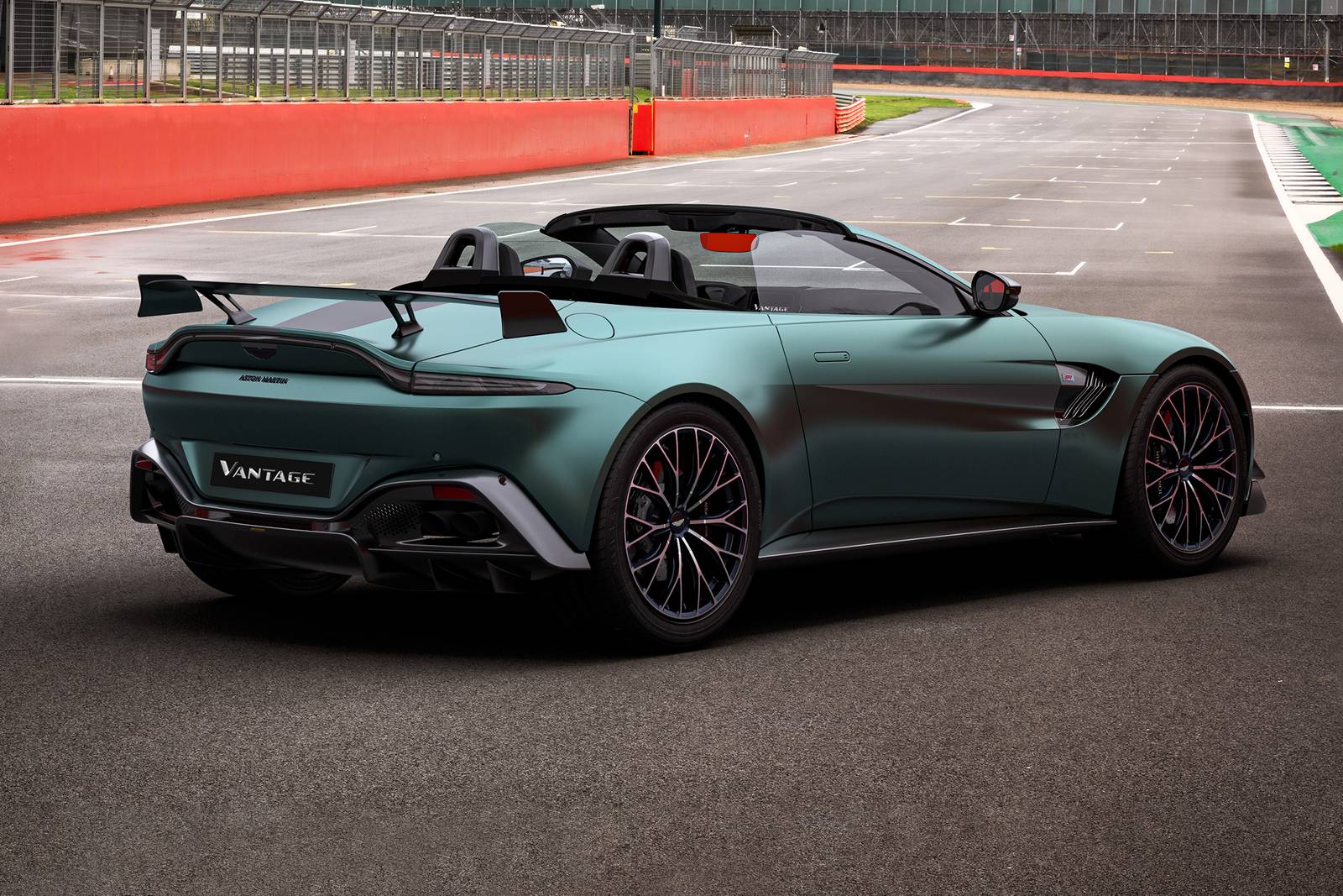 2023 Aston Martin Vantage — OEM photo 4