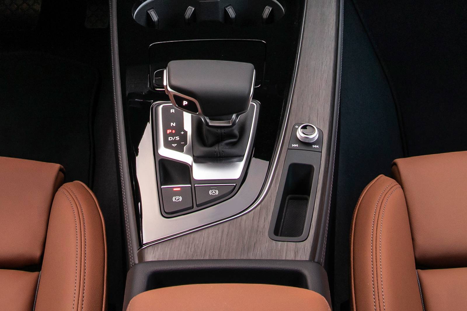 2020 Audi A4 interior SHF