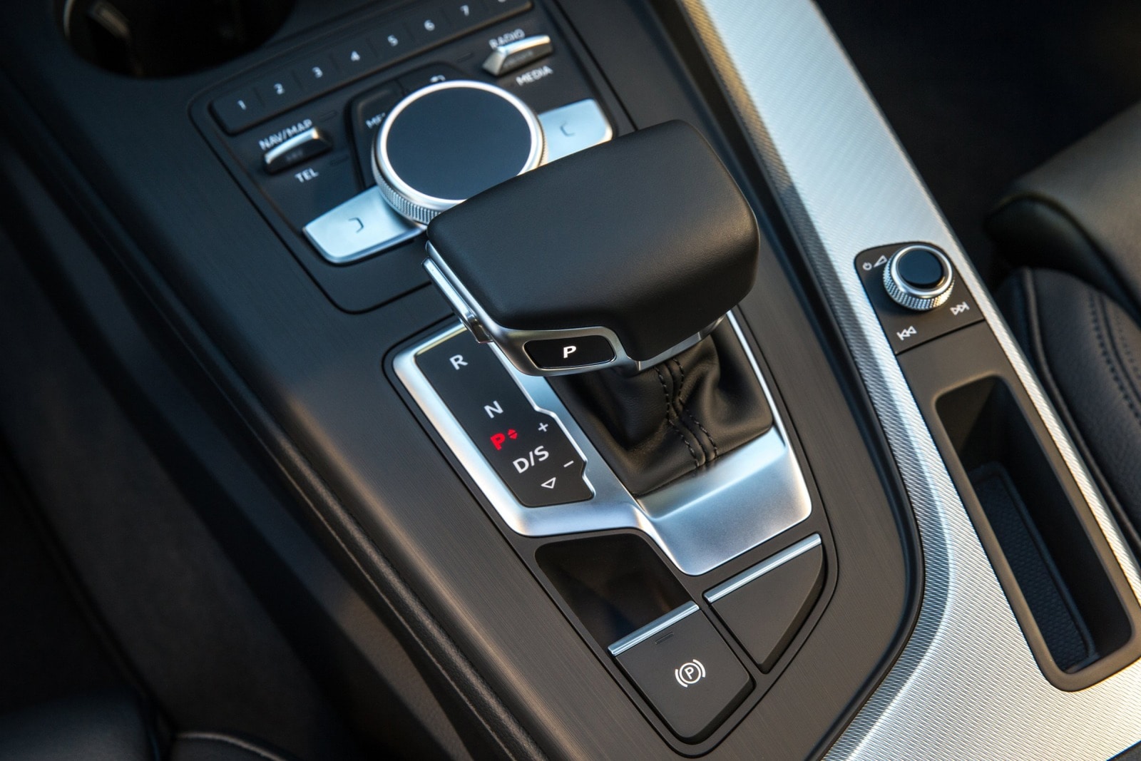 2017 Audi A4 interior SHF