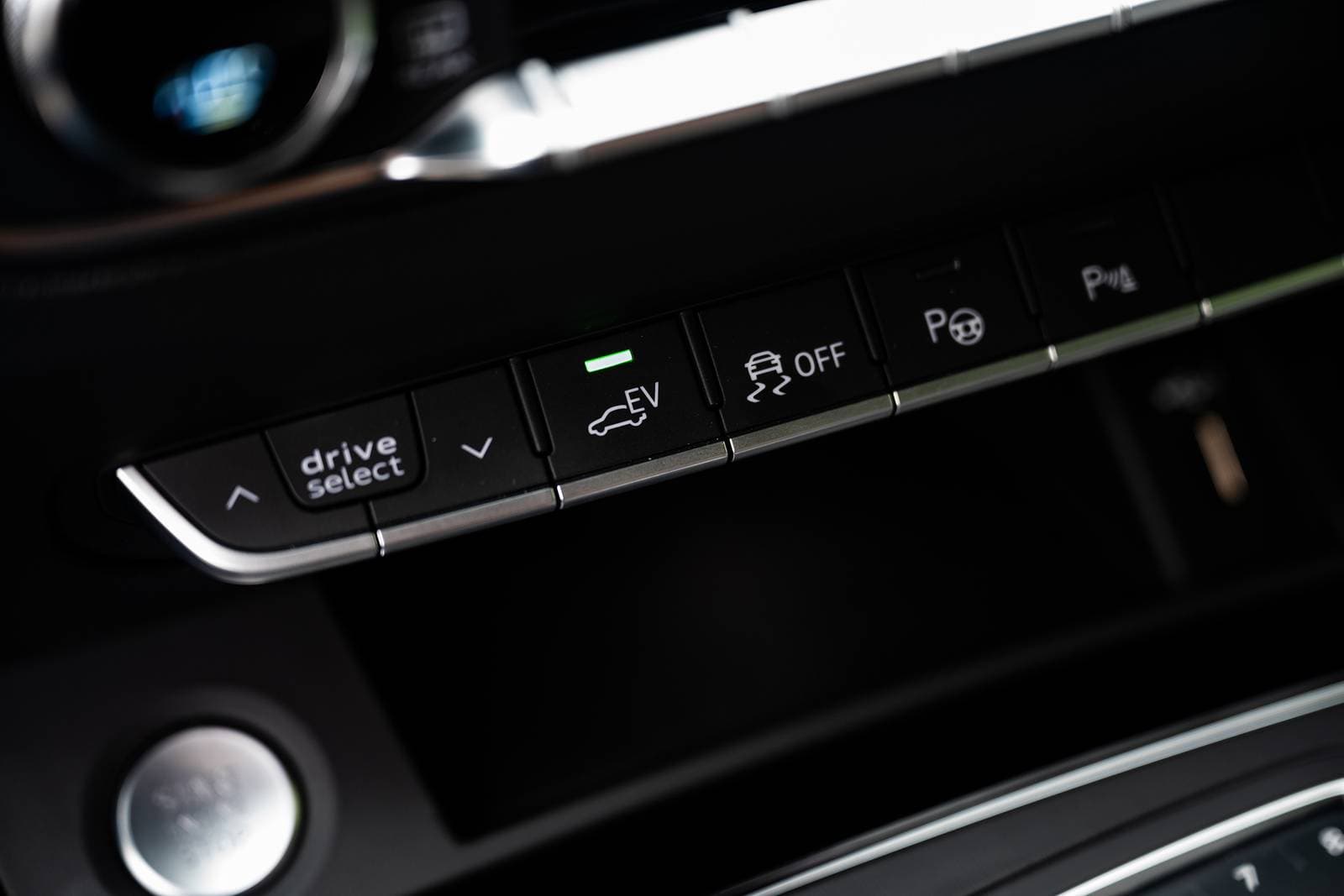 2020 Audi Q5 front safety DETAIL