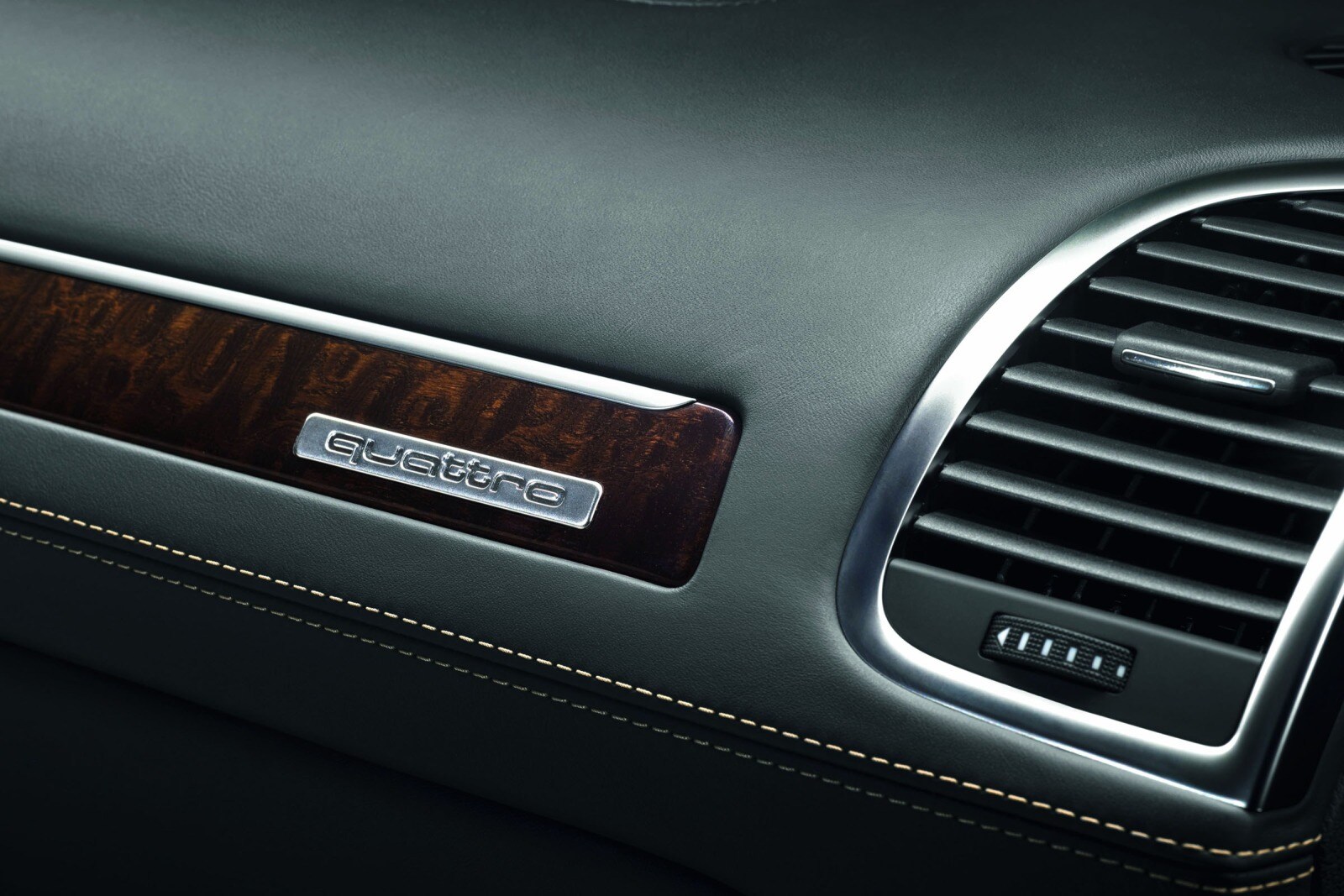 2012 Audi Q7 front safety DETAIL