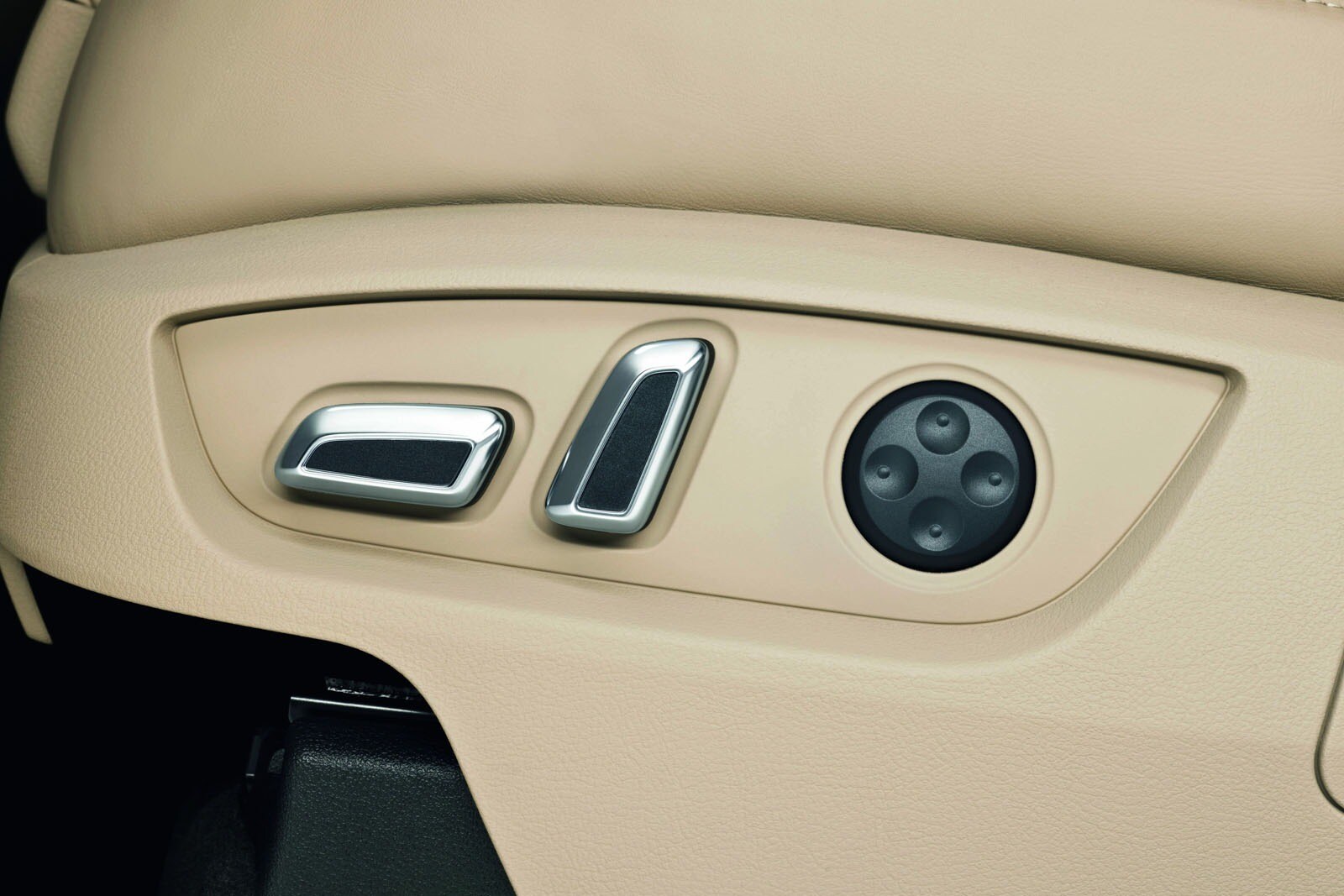 2012 Audi Q7 front safety DETAIL