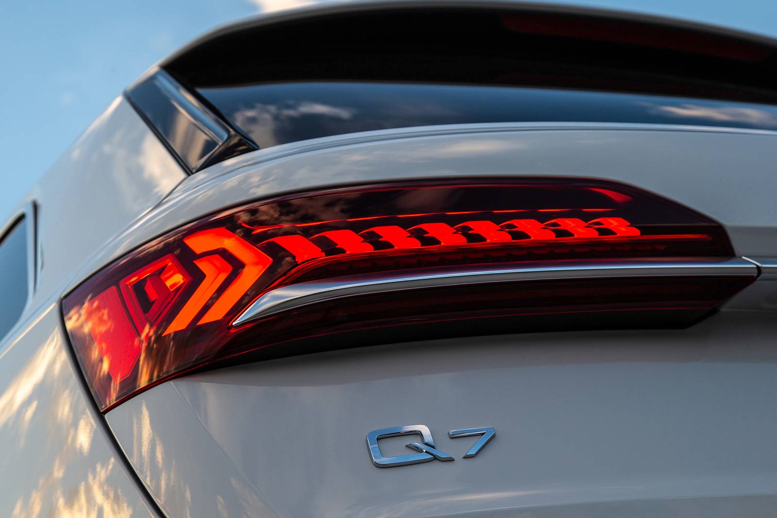 2020 Audi Q7 front safety EDETAIL