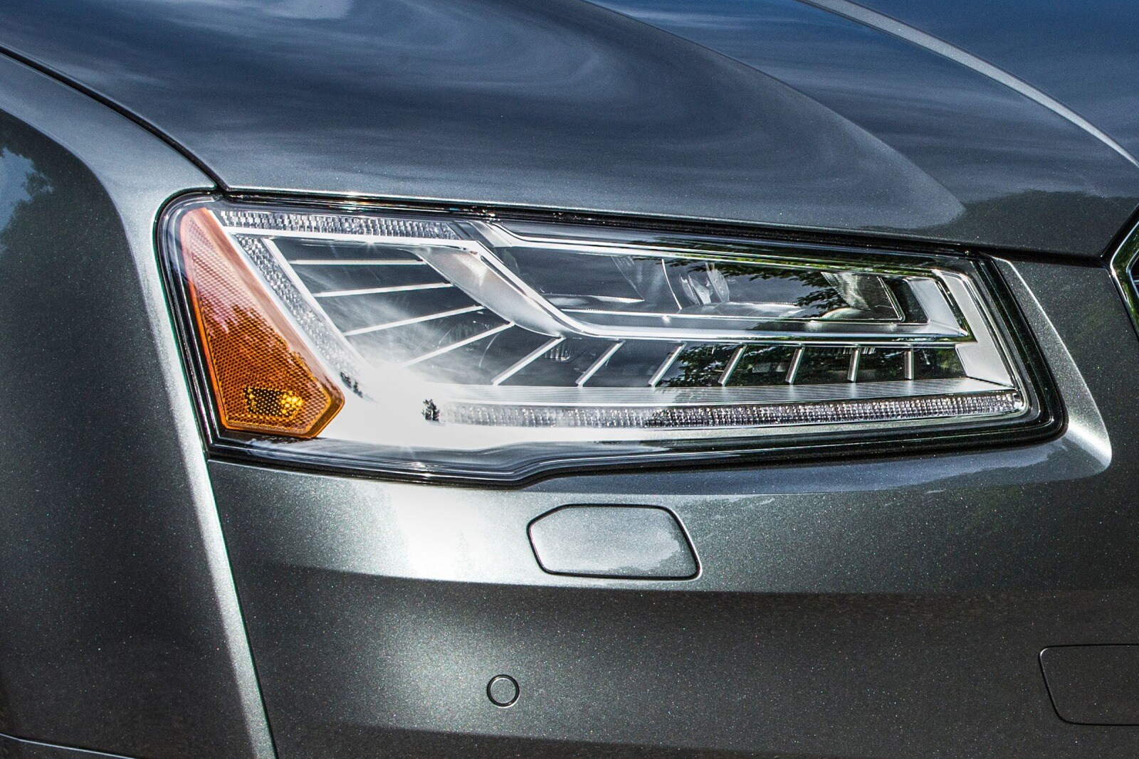 2016 Audi S8 — OEM photo 3