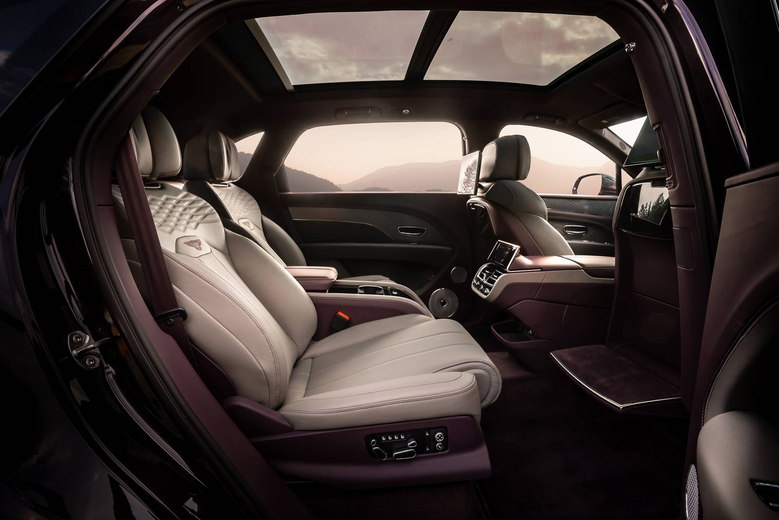 2023 Bentley Bentayga interior RI