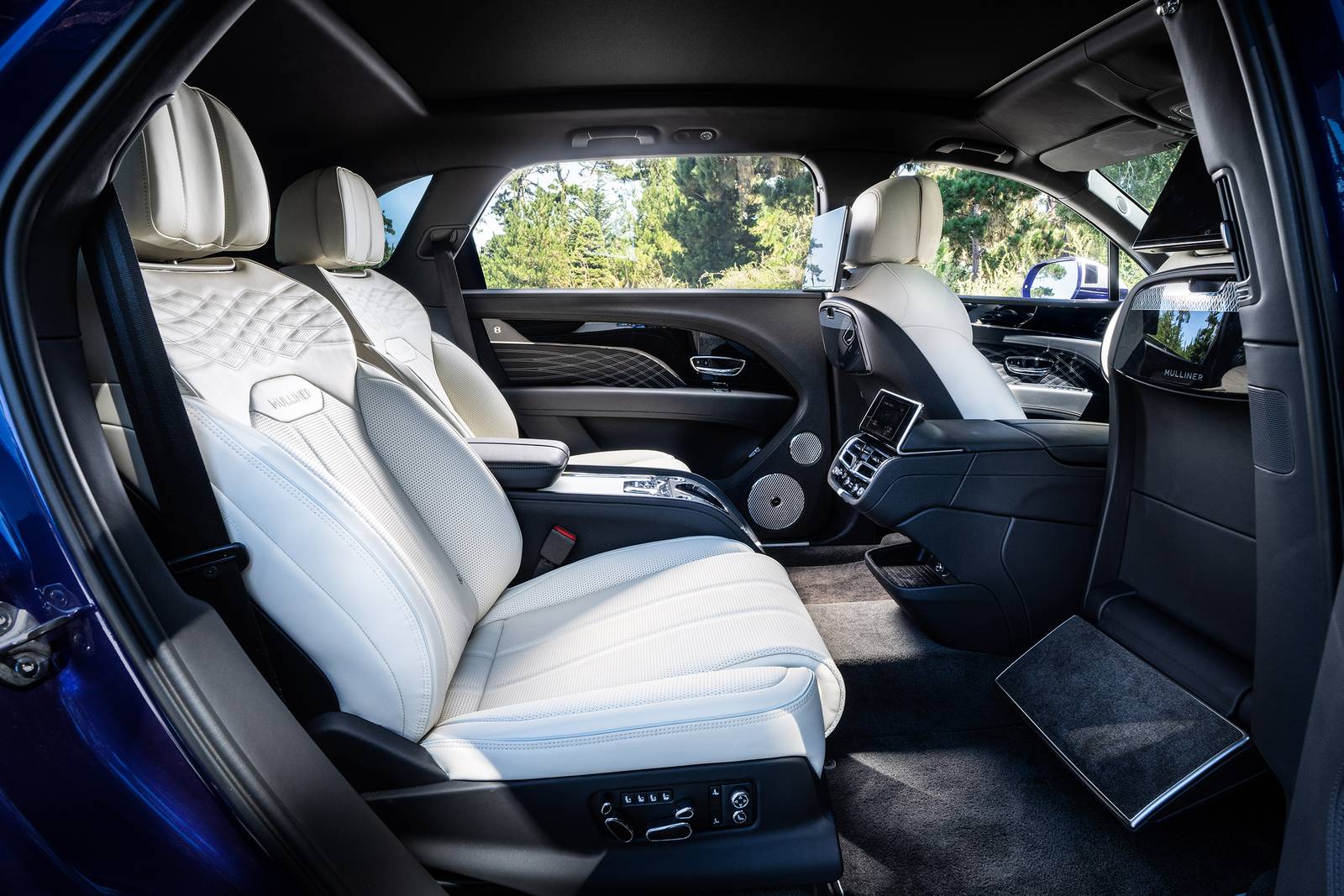 2024 Bentley Bentayga interior RI