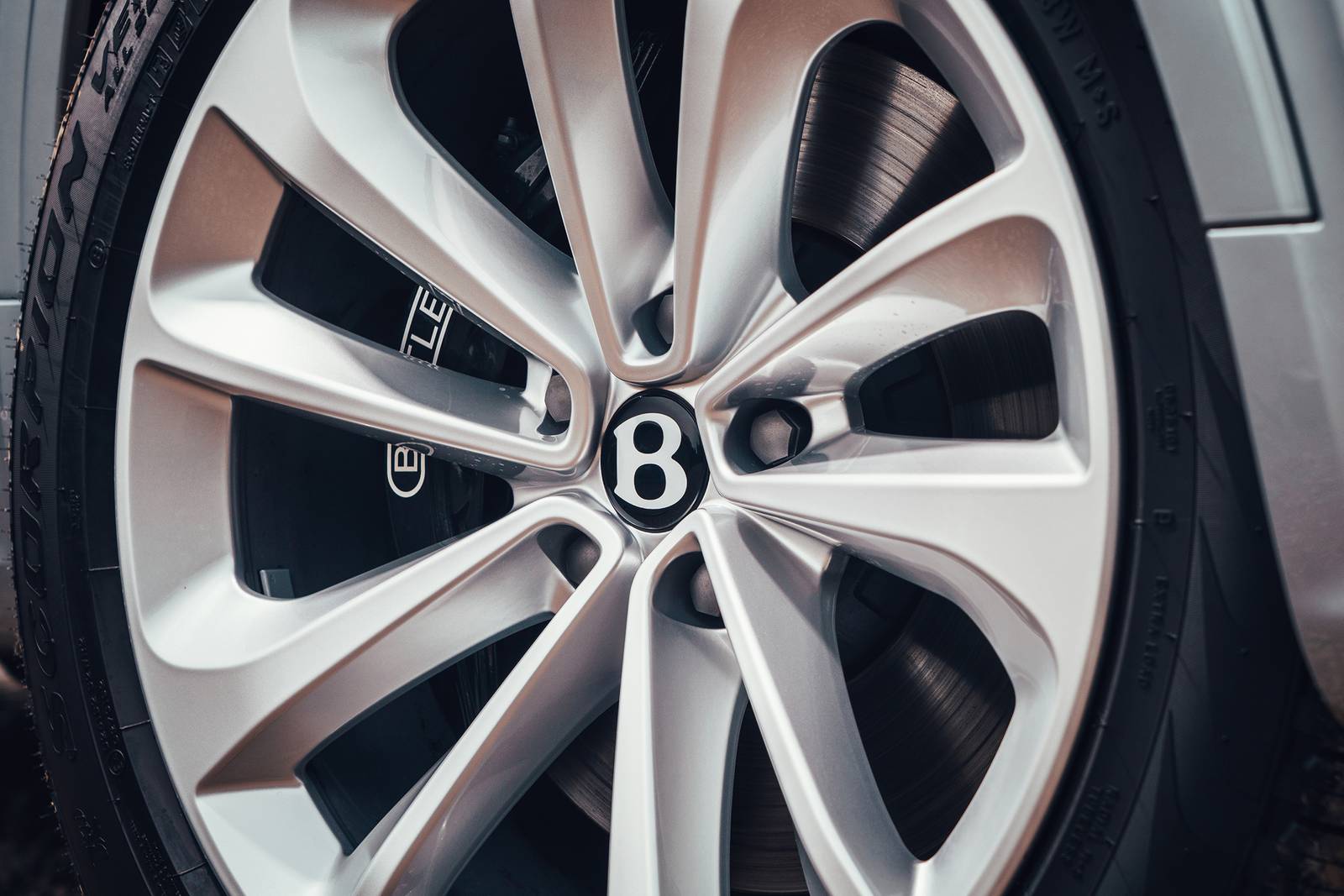 2021 Bentley Bentayga exterior EDETAIL