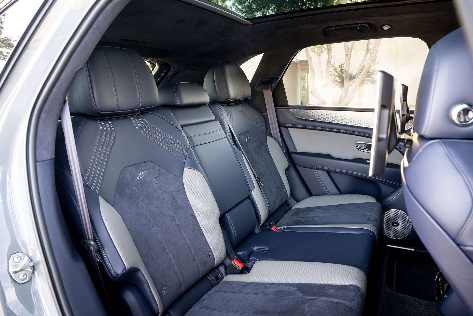 2022 Bentley Bentayga interior RI