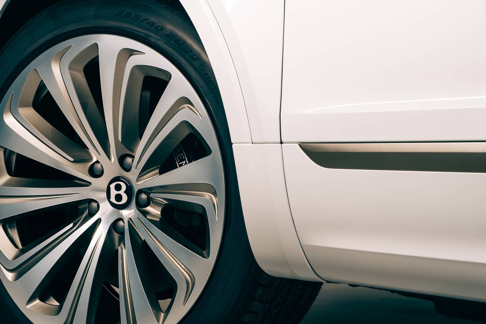 2023 Bentley Bentayga exterior EDETAIL