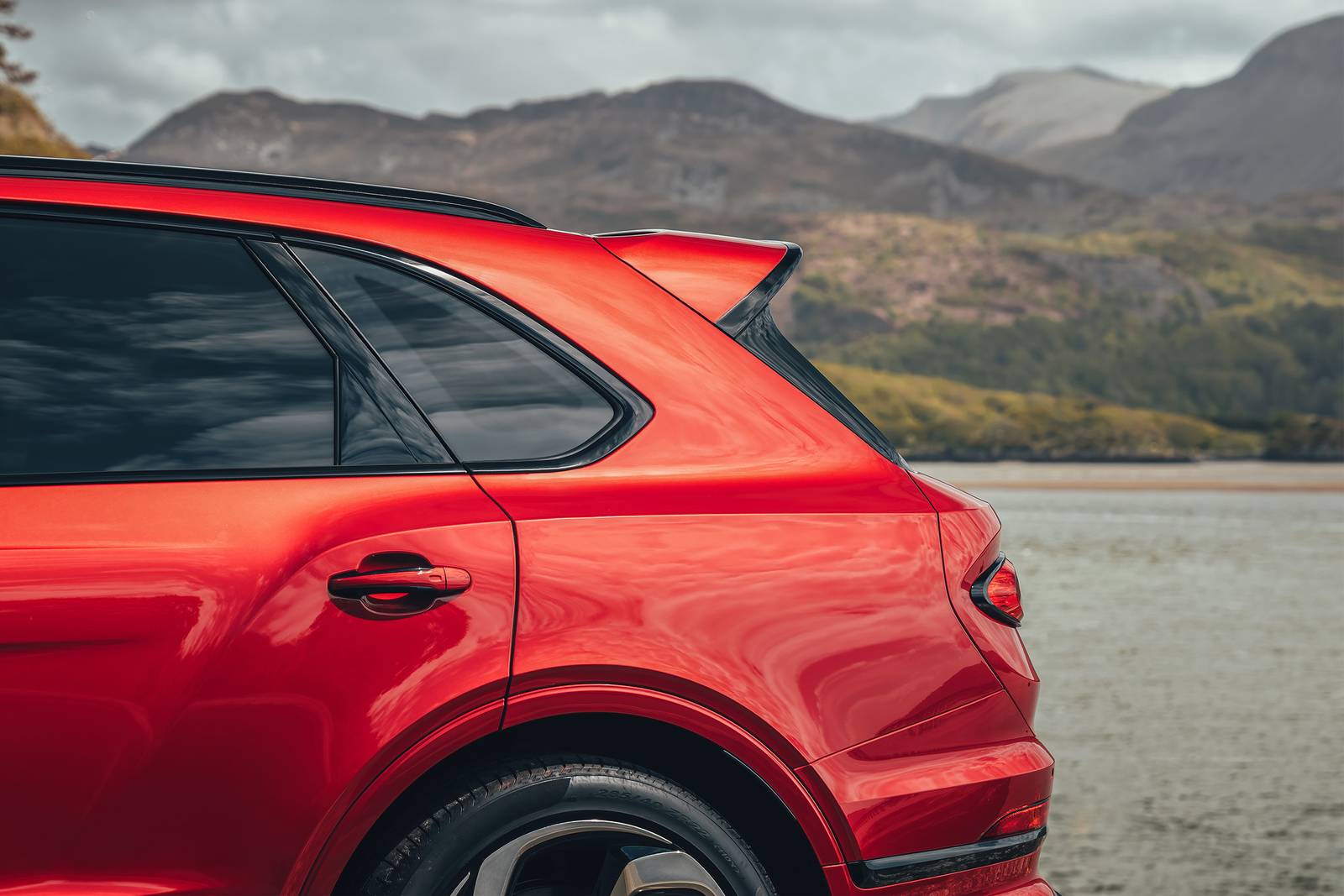 2023 Bentley Bentayga exterior EDETAIL