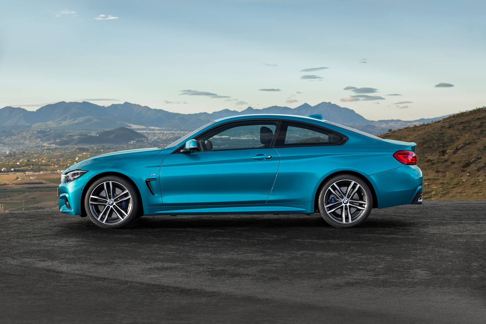 BMW 4 Series 440i Coupe Profile. Options Shown.