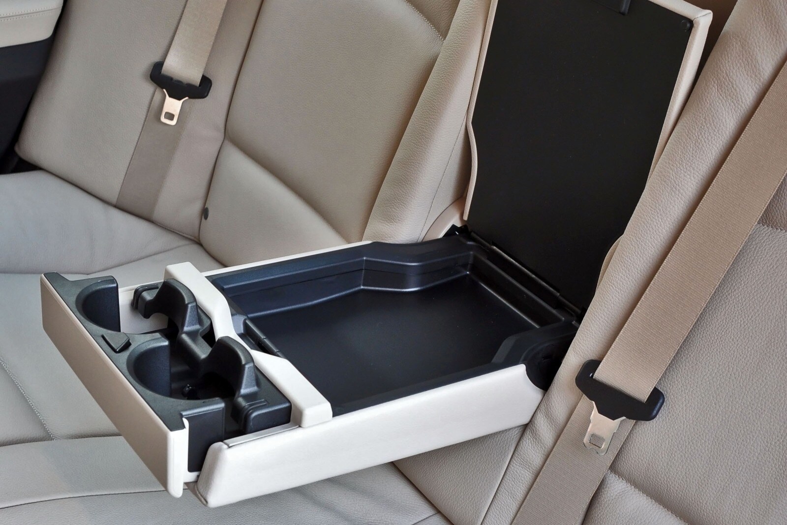 2014 BMW ActiveHybrid 5 interior CUP