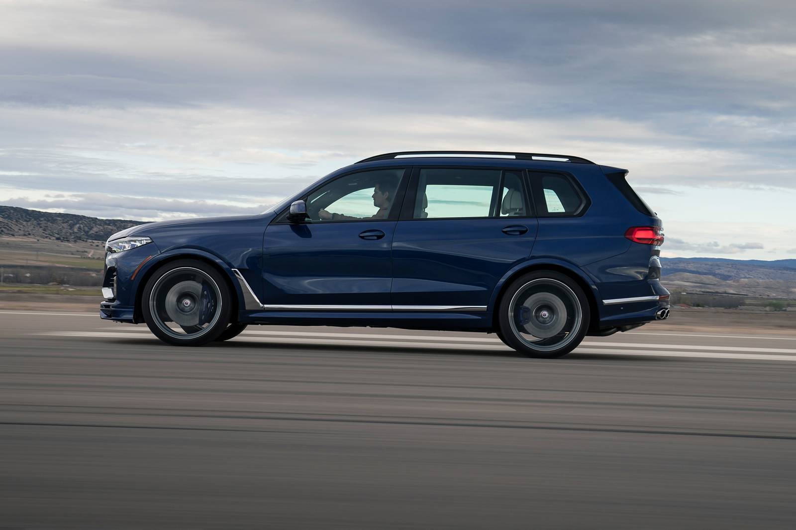 BMW ALPINA XB7 4dr SUV Profile