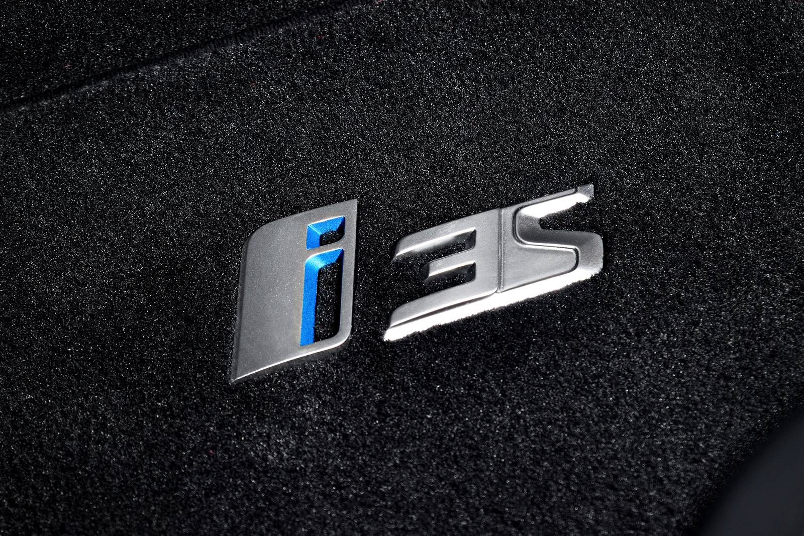 2018 BMW i3 front safety DETAIL