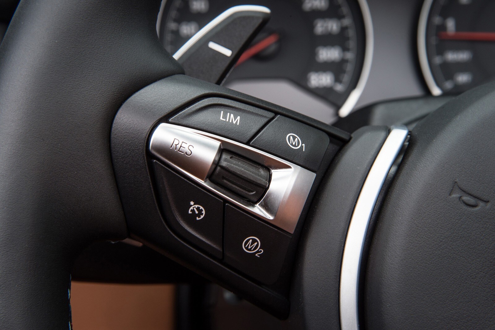 2017 BMW M4 interior AUXCTRL