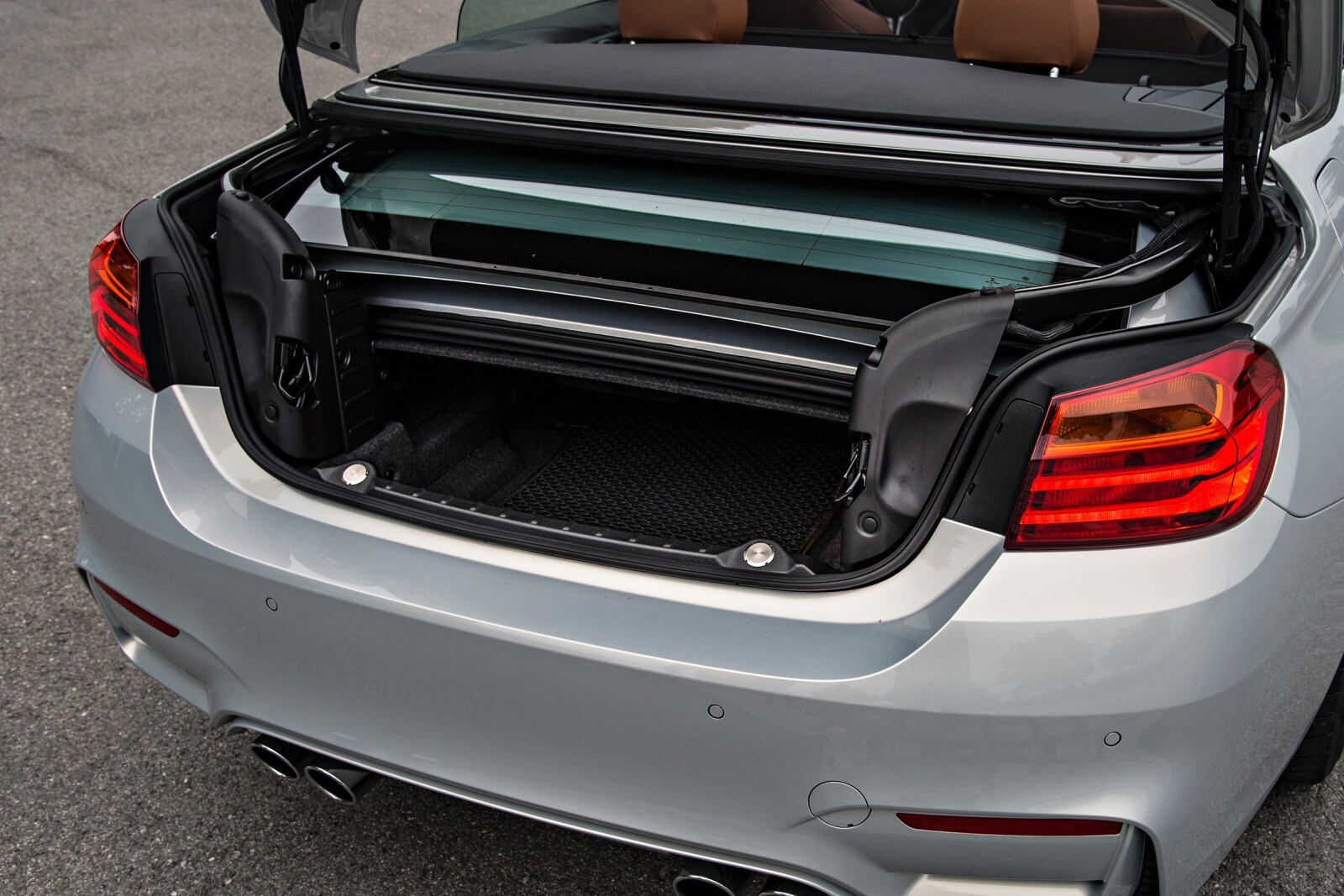 2017 BMW M4 interior CARGO