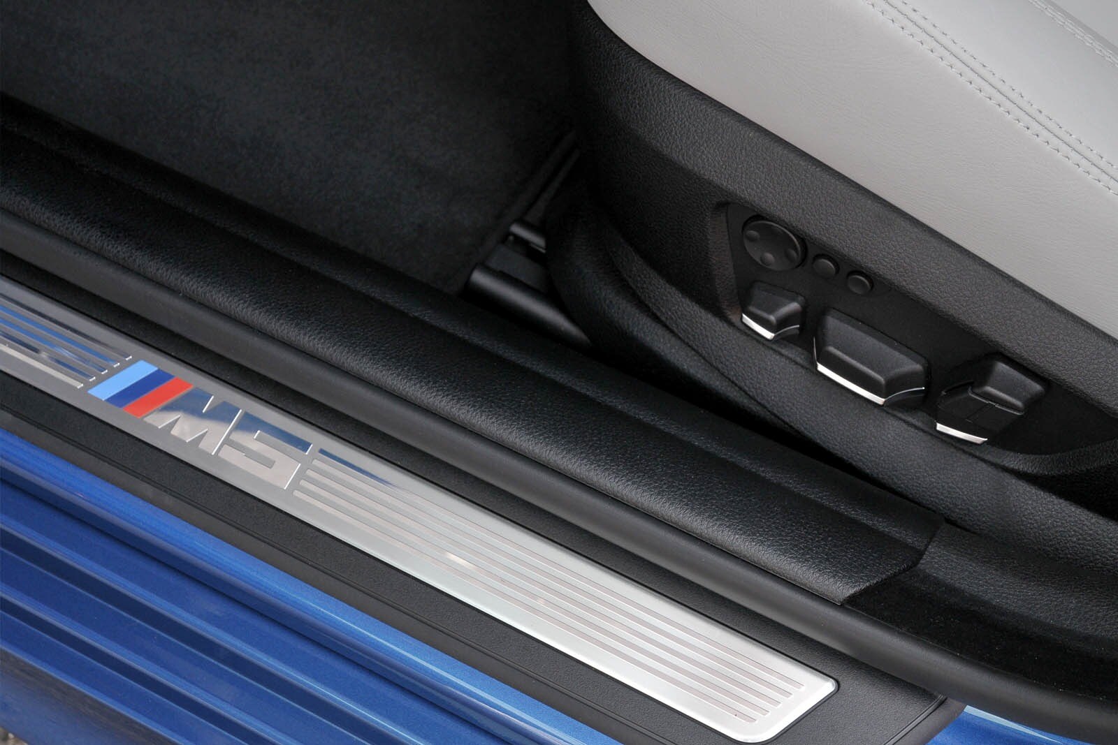 2013 BMW M5 front safety DETAIL