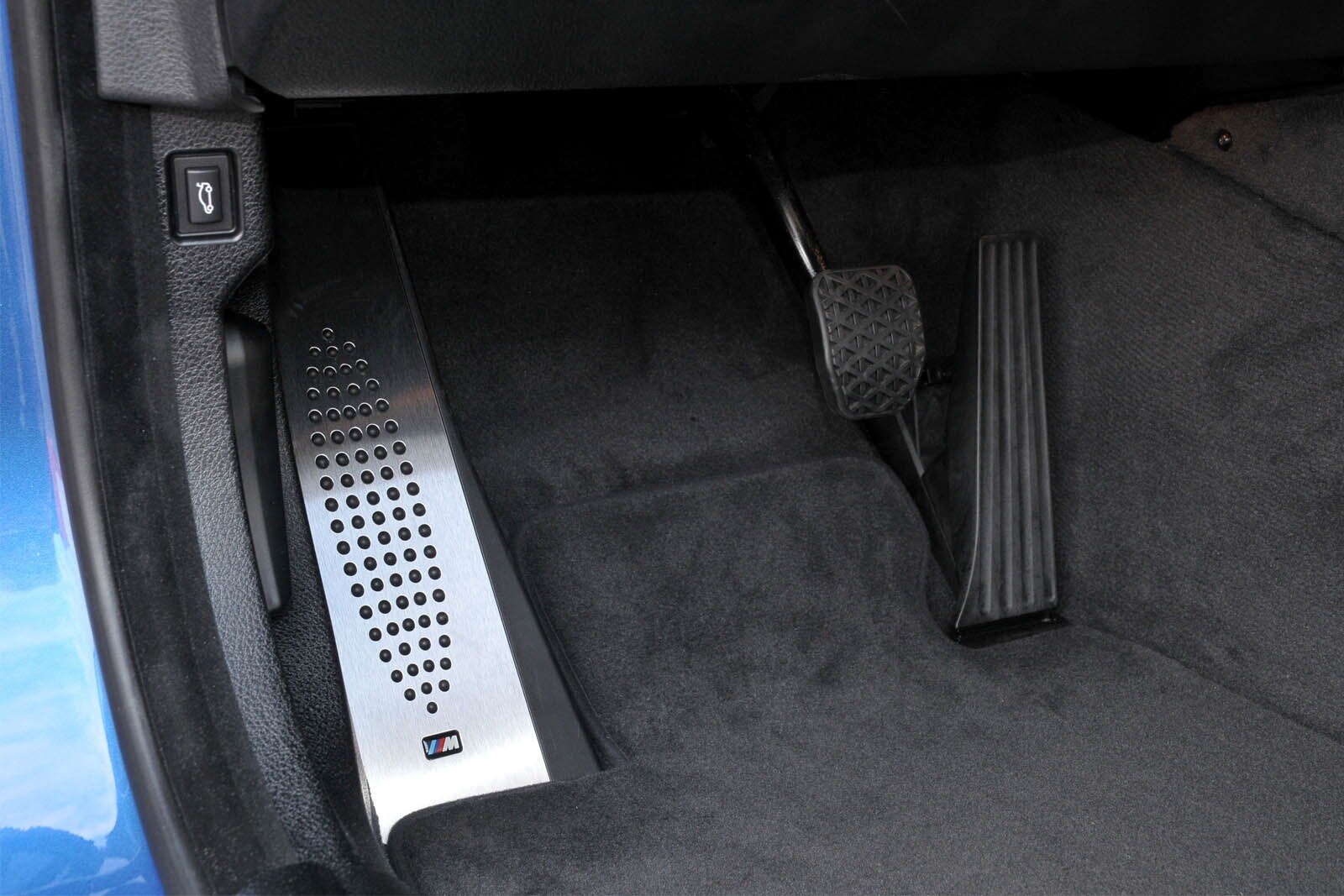 2013 BMW M5 front safety DETAIL