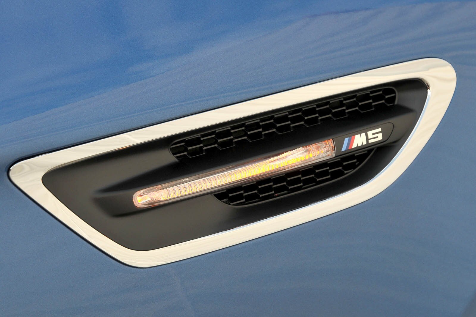 2013 BMW M5 front safety DETAIL