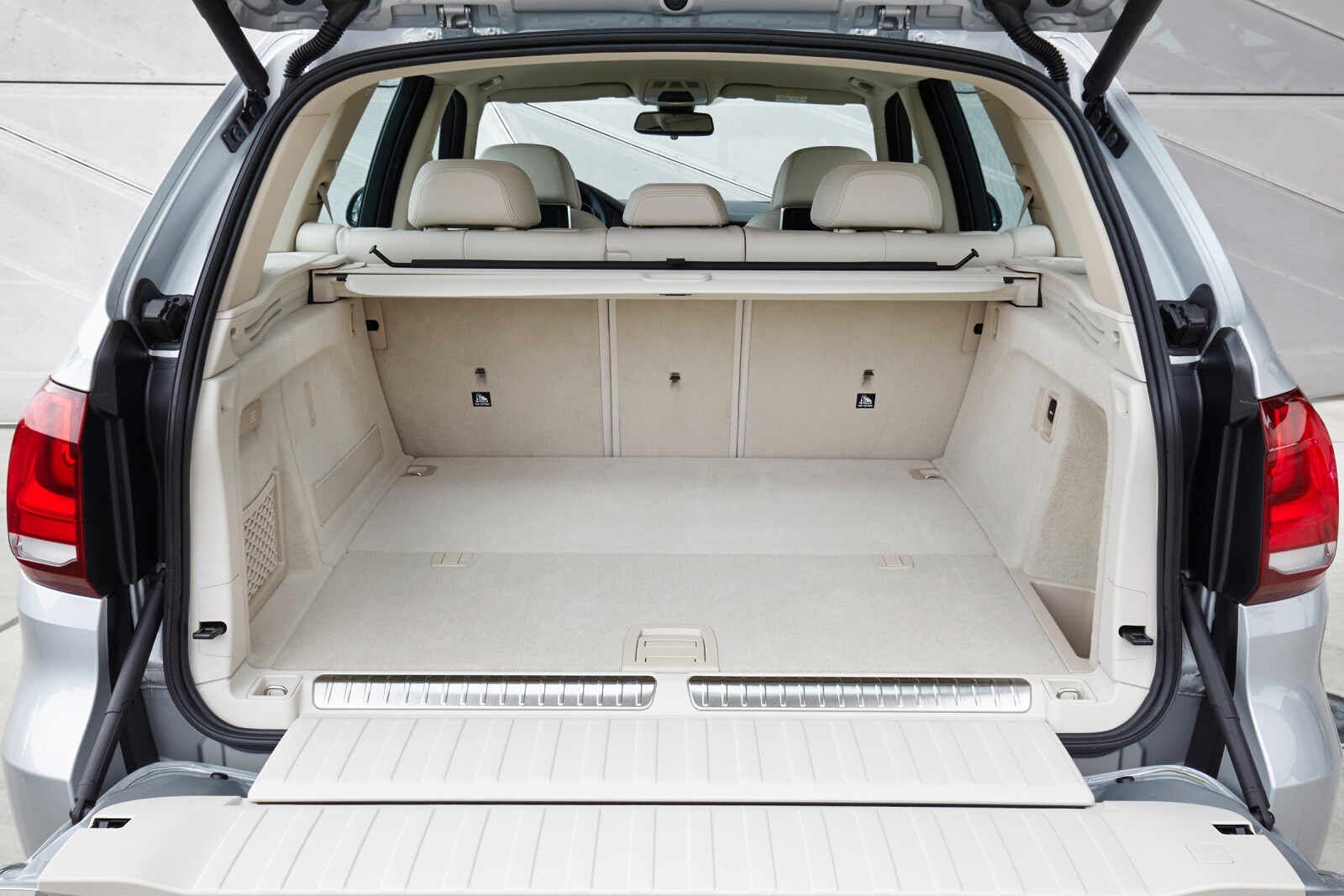 2016 BMW X5 eDrive interior CARGO