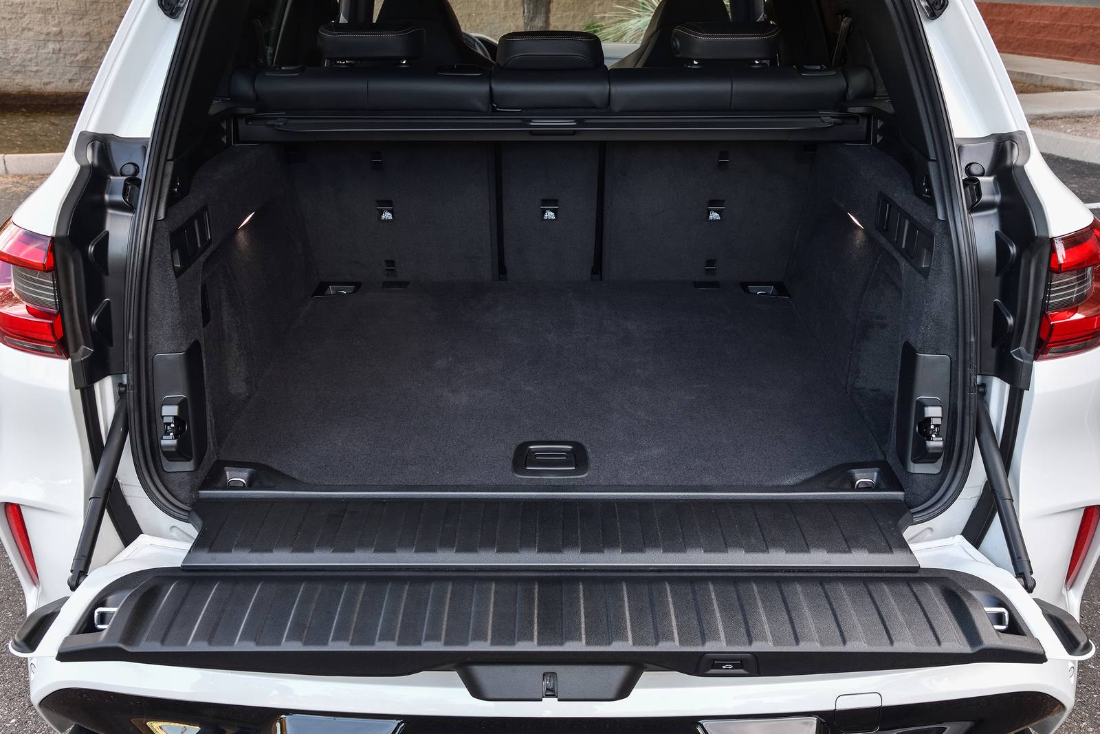 2021 BMW X5 M interior CARGO