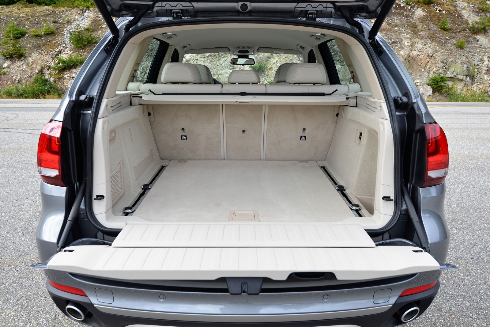 2016 BMW X5 interior CARGO