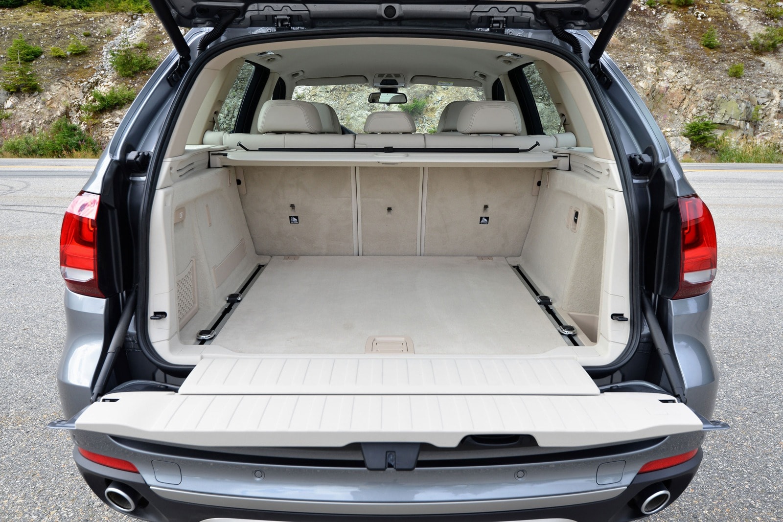 2018 BMW X5 interior CARGO