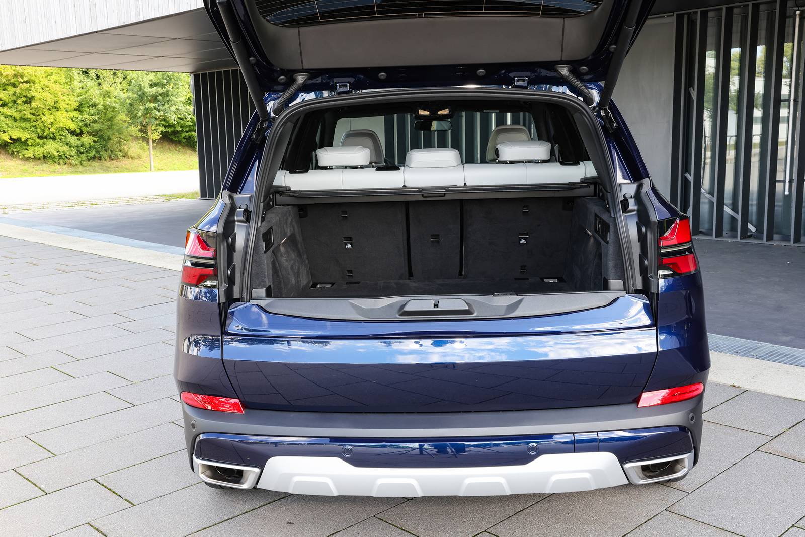 2024 BMW X5 front safety CARGO