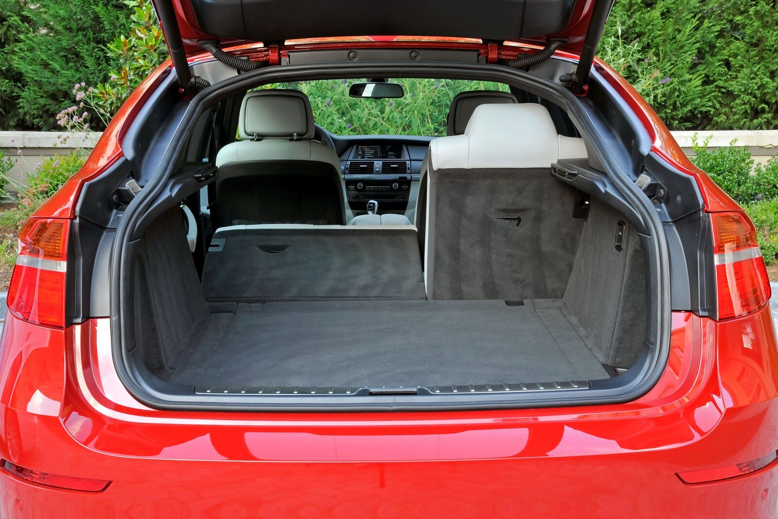 2012 BMW X6 M interior CARGO